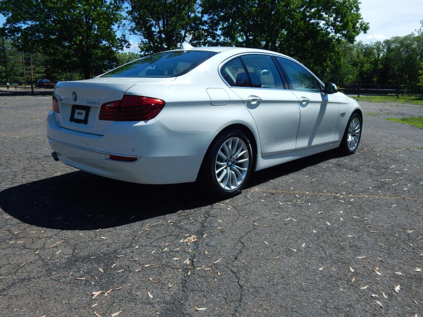 2014 White /Brown BMW 5-Series 528i xDrive (WBA5A7C50ED) with an 3.0L L6 DOHC 24V engine, 8-Speed Automatic transmission, located at 6528 Lower York Road, New Hope, PA, 18938, (215) 862-9555, 40.358707, -74.977882 - Here we have a beautiful running and driving BMW 5 series with a 2.0L 4 cylinder turbo engine putting power to all four wheels via a smooth shifting automatic transmission. Options include: brown leather with wood trim, dual power seats with memory settings, power sunroof, heated and cooled front se - Photo#3