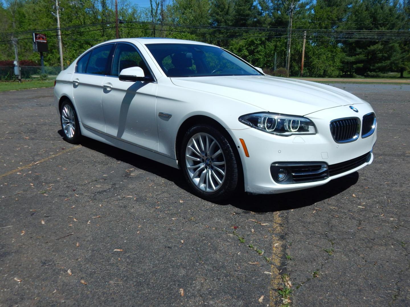 2014 White /Brown BMW 5-Series 528i xDrive (WBA5A7C50ED) with an 3.0L L6 DOHC 24V engine, 8-Speed Automatic transmission, located at 6528 Lower York Road, New Hope, PA, 18938, (215) 862-9555, 40.358707, -74.977882 - Here we have a beautiful running and driving BMW 5 series with a 2.0L 4 cylinder turbo engine putting power to all four wheels via a smooth shifting automatic transmission. Options include: brown leather with wood trim, dual power seats with memory settings, power sunroof, heated and cooled front se - Photo#5