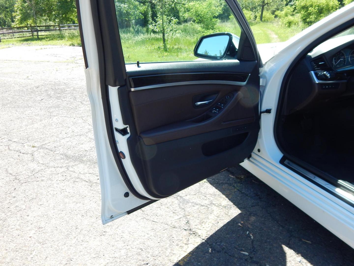 2014 White /Brown BMW 5-Series 528i xDrive (WBA5A7C50ED) with an 3.0L L6 DOHC 24V engine, 8-Speed Automatic transmission, located at 6528 Lower York Road, New Hope, PA, 18938, (215) 862-9555, 40.358707, -74.977882 - Here we have a beautiful running and driving BMW 5 series with a 2.0L 4 cylinder turbo engine putting power to all four wheels via a smooth shifting automatic transmission. Options include: brown leather with wood trim, dual power seats with memory settings, power sunroof, heated and cooled front se - Photo#8