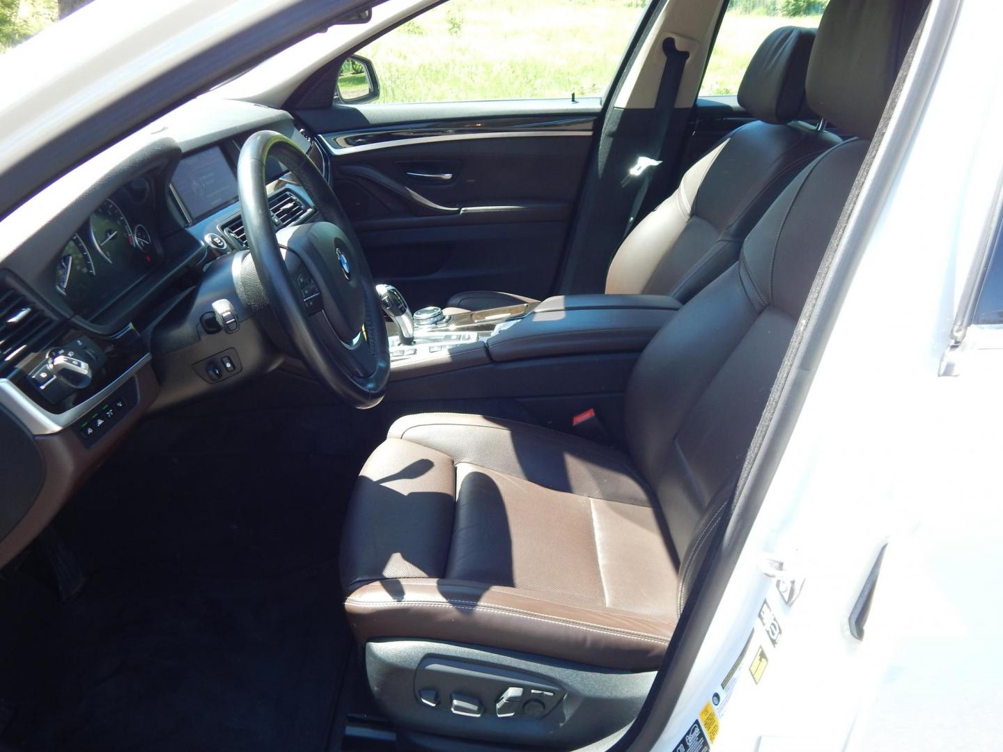 2014 White /Brown BMW 5-Series 528i xDrive (WBA5A7C50ED) with an 3.0L L6 DOHC 24V engine, 8-Speed Automatic transmission, located at 6528 Lower York Road, New Hope, PA, 18938, (215) 862-9555, 40.358707, -74.977882 - Here we have a beautiful running and driving BMW 5 series with a 2.0L 4 cylinder turbo engine putting power to all four wheels via a smooth shifting automatic transmission. Options include: brown leather with wood trim, dual power seats with memory settings, power sunroof, heated and cooled front se - Photo#9