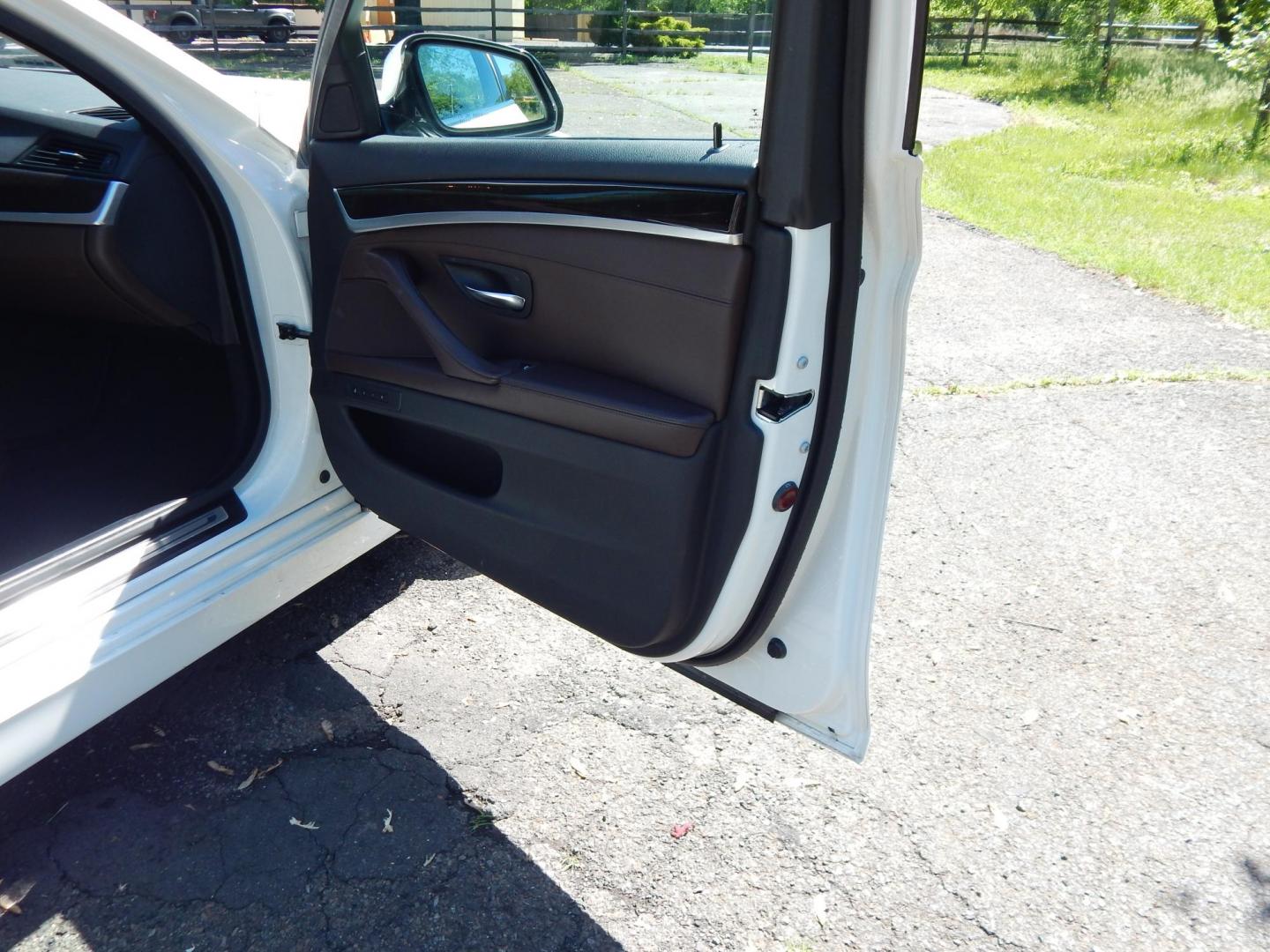 2014 White /Brown BMW 5-Series 528i xDrive (WBA5A7C50ED) with an 3.0L L6 DOHC 24V engine, 8-Speed Automatic transmission, located at 6528 Lower York Road, New Hope, PA, 18938, (215) 862-9555, 40.358707, -74.977882 - Here we have a beautiful running and driving BMW 5 series with a 2.0L 4 cylinder turbo engine putting power to all four wheels via a smooth shifting automatic transmission. Options include: brown leather with wood trim, dual power seats with memory settings, power sunroof, heated and cooled front se - Photo#13