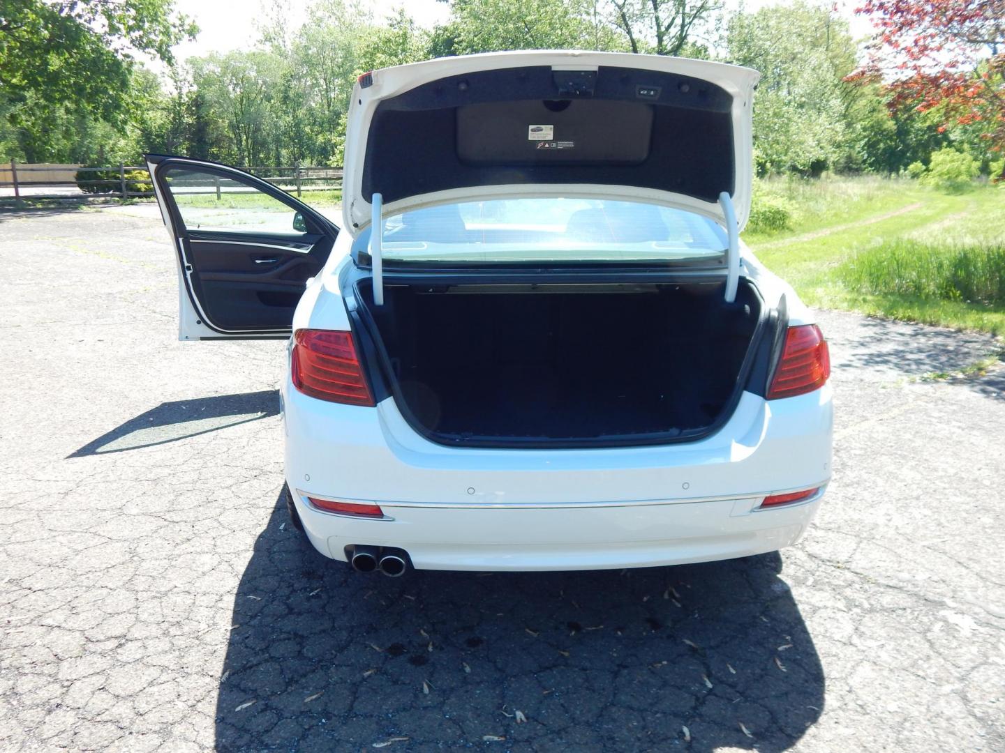 2014 White /Brown BMW 5-Series 528i xDrive (WBA5A7C50ED) with an 3.0L L6 DOHC 24V engine, 8-Speed Automatic transmission, located at 6528 Lower York Road, New Hope, PA, 18938, (215) 862-9555, 40.358707, -74.977882 - Here we have a beautiful running and driving BMW 5 series with a 2.0L 4 cylinder turbo engine putting power to all four wheels via a smooth shifting automatic transmission. Options include: brown leather with wood trim, dual power seats with memory settings, power sunroof, heated and cooled front se - Photo#12