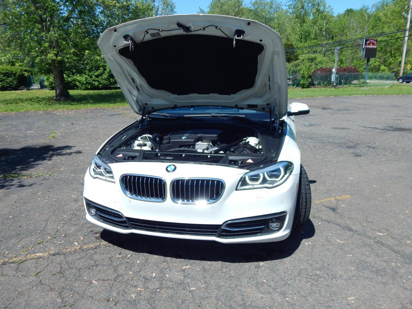 2014 White /Brown BMW 5-Series 528i xDrive (WBA5A7C50ED) with an 3.0L L6 DOHC 24V engine, 8-Speed Automatic transmission, located at 6528 Lower York Road, New Hope, PA, 18938, (215) 862-9555, 40.358707, -74.977882 - Here we have a beautiful running and driving BMW 5 series with a 2.0L 4 cylinder turbo engine putting power to all four wheels via a smooth shifting automatic transmission. Options include: brown leather with wood trim, dual power seats with memory settings, power sunroof, heated and cooled front se - Photo#17