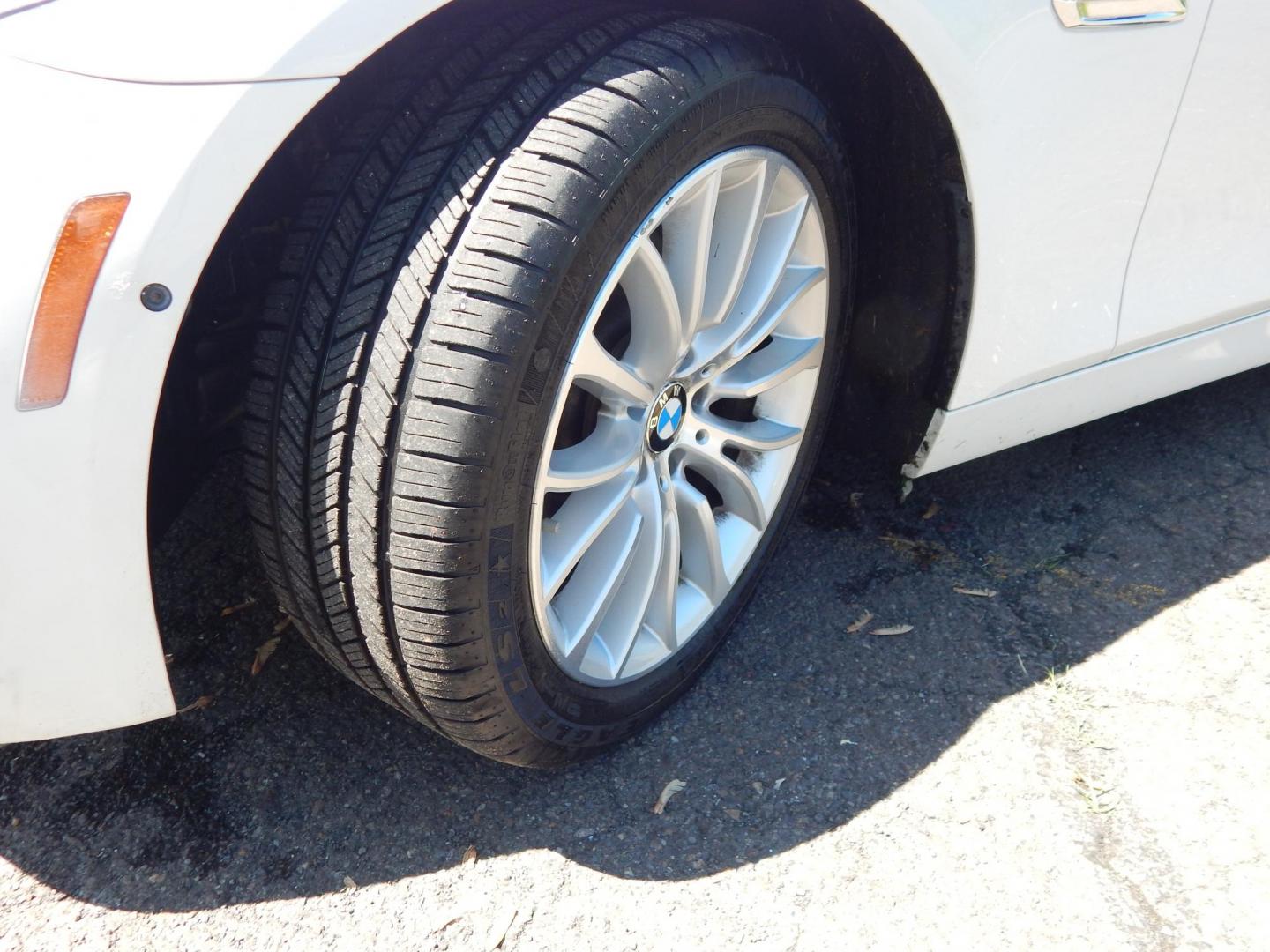 2014 White /Brown BMW 5-Series 528i xDrive (WBA5A7C50ED) with an 3.0L L6 DOHC 24V engine, 8-Speed Automatic transmission, located at 6528 Lower York Road, New Hope, PA, 18938, (215) 862-9555, 40.358707, -74.977882 - Here we have a beautiful running and driving BMW 5 series with a 2.0L 4 cylinder turbo engine putting power to all four wheels via a smooth shifting automatic transmission. Options include: brown leather with wood trim, dual power seats with memory settings, power sunroof, heated and cooled front se - Photo#18