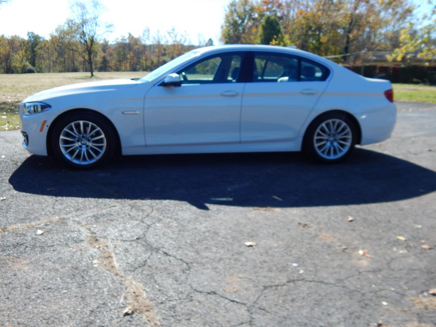 2014 White /Brown BMW 5-Series 528i xDrive (WBA5A7C50ED) with an 3.0L L6 DOHC 24V engine, 8-Speed Automatic transmission, located at 6528 Lower York Road, New Hope, PA, 18938, (215) 862-9555, 40.358707, -74.977882 - Here we have a beautiful running and driving BMW 5 series with a 2.0L 4 cylinder turbo engine putting power to all four wheels via a smooth shifting automatic transmission. Options include: brown leather with wood trim, dual power seats with memory settings, power sunroof, heated and cooled front se- Photo#1