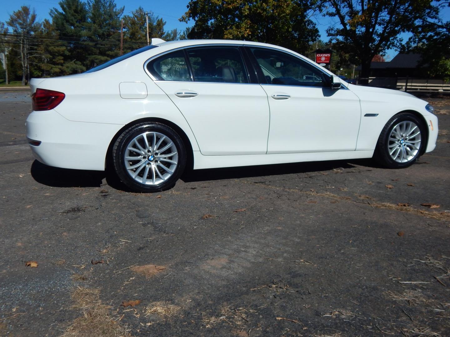 2014 White /Brown BMW 5-Series 528i xDrive (WBA5A7C50ED) with an 3.0L L6 DOHC 24V engine, 8-Speed Automatic transmission, located at 6528 Lower York Road, New Hope, PA, 18938, (215) 862-9555, 40.358707, -74.977882 - Here we have a beautiful running and driving BMW 5 series with a 2.0L 4 cylinder turbo engine putting power to all four wheels via a smooth shifting automatic transmission. Options include: brown leather with wood trim, dual power seats with memory settings, power sunroof, heated and cooled front se- Photo#5