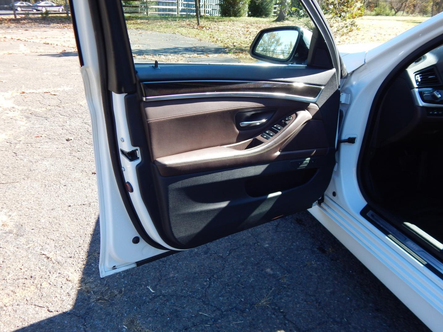 2014 White /Brown BMW 5-Series 528i xDrive (WBA5A7C50ED) with an 3.0L L6 DOHC 24V engine, 8-Speed Automatic transmission, located at 6528 Lower York Road, New Hope, PA, 18938, (215) 862-9555, 40.358707, -74.977882 - Here we have a beautiful running and driving BMW 5 series with a 2.0L 4 cylinder turbo engine putting power to all four wheels via a smooth shifting automatic transmission. Options include: brown leather with wood trim, dual power seats with memory settings, power sunroof, heated and cooled front se- Photo#11