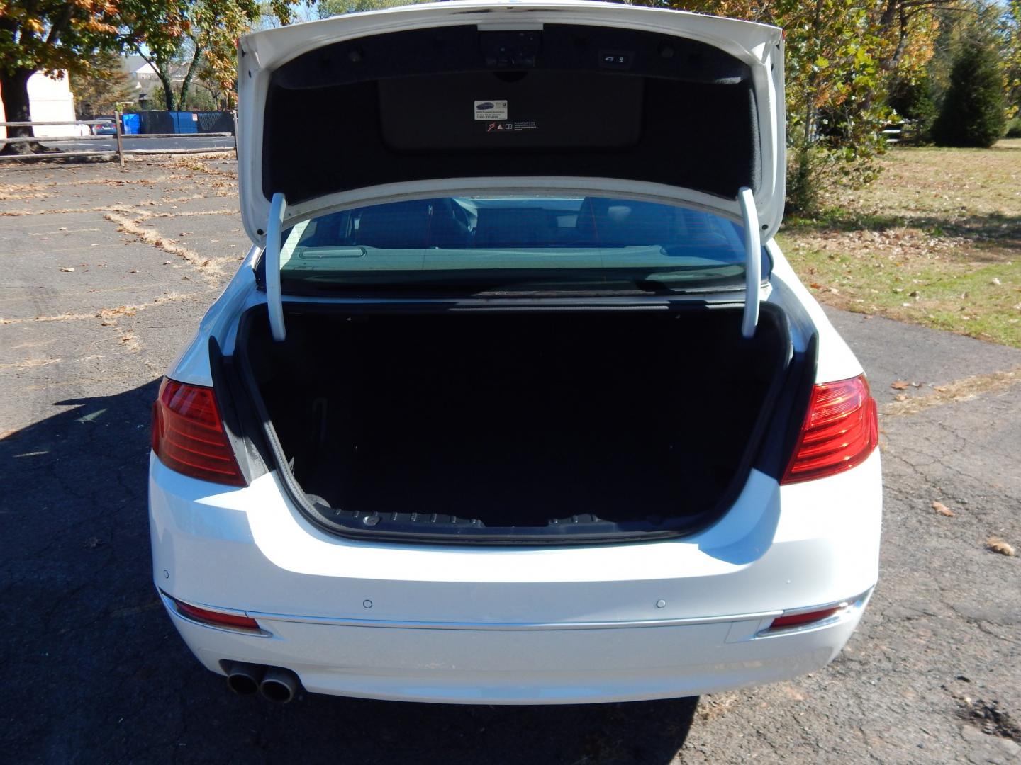 2014 White /Brown BMW 5-Series 528i xDrive (WBA5A7C50ED) with an 3.0L L6 DOHC 24V engine, 8-Speed Automatic transmission, located at 6528 Lower York Road, New Hope, PA, 18938, (215) 862-9555, 40.358707, -74.977882 - Here we have a beautiful running and driving BMW 5 series with a 2.0L 4 cylinder turbo engine putting power to all four wheels via a smooth shifting automatic transmission. Options include: brown leather with wood trim, dual power seats with memory settings, power sunroof, heated and cooled front se- Photo#16