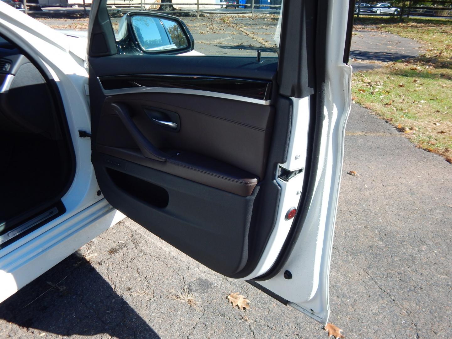 2014 White /Brown BMW 5-Series 528i xDrive (WBA5A7C50ED) with an 3.0L L6 DOHC 24V engine, 8-Speed Automatic transmission, located at 6528 Lower York Road, New Hope, PA, 18938, (215) 862-9555, 40.358707, -74.977882 - Here we have a beautiful running and driving BMW 5 series with a 2.0L 4 cylinder turbo engine putting power to all four wheels via a smooth shifting automatic transmission. Options include: brown leather with wood trim, dual power seats with memory settings, power sunroof, heated and cooled front se- Photo#17