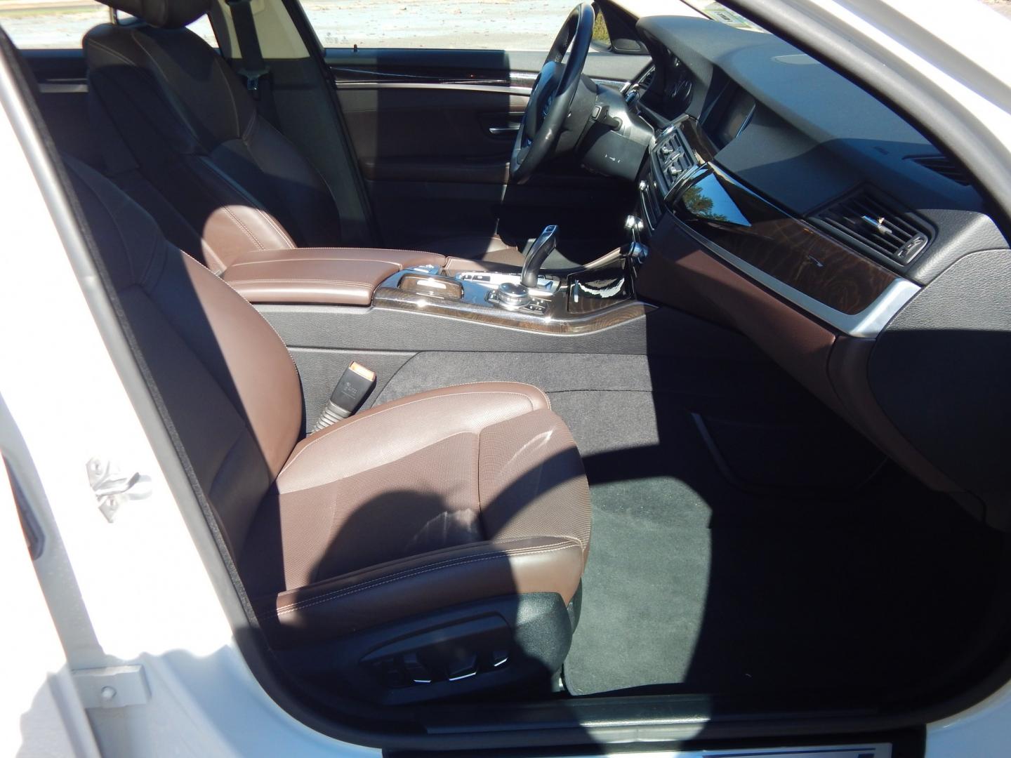 2014 White /Brown BMW 5-Series 528i xDrive (WBA5A7C50ED) with an 3.0L L6 DOHC 24V engine, 8-Speed Automatic transmission, located at 6528 Lower York Road, New Hope, PA, 18938, (215) 862-9555, 40.358707, -74.977882 - Here we have a beautiful running and driving BMW 5 series with a 2.0L 4 cylinder turbo engine putting power to all four wheels via a smooth shifting automatic transmission. Options include: brown leather with wood trim, dual power seats with memory settings, power sunroof, heated and cooled front se- Photo#18