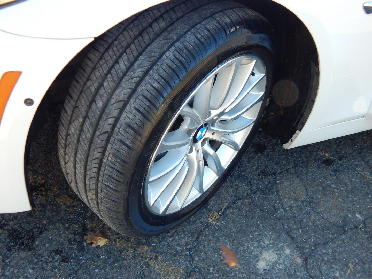 2014 White /Brown BMW 5-Series 528i xDrive (WBA5A7C50ED) with an 3.0L L6 DOHC 24V engine, 8-Speed Automatic transmission, located at 6528 Lower York Road, New Hope, PA, 18938, (215) 862-9555, 40.358707, -74.977882 - Here we have a beautiful running and driving BMW 5 series with a 2.0L 4 cylinder turbo engine putting power to all four wheels via a smooth shifting automatic transmission. Options include: brown leather with wood trim, dual power seats with memory settings, power sunroof, heated and cooled front se- Photo#20