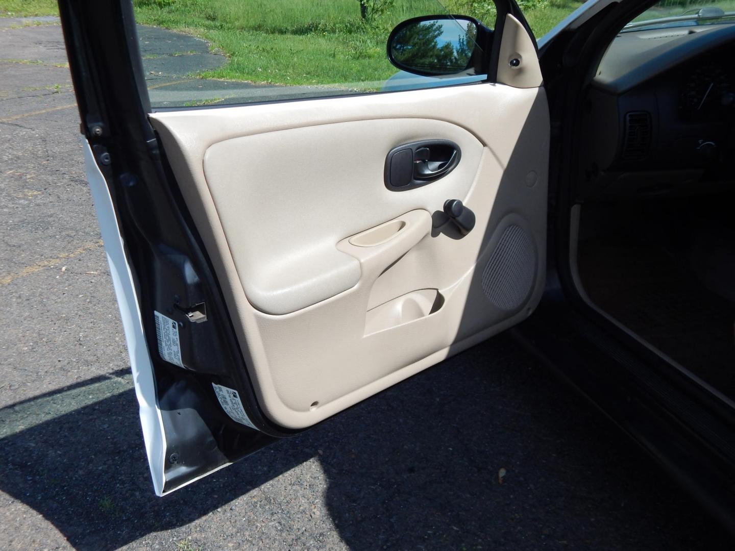 2002 White /Tan Saturn SL SL1 (1G8ZH52872Z) with an 1.9L L4 SOHC 8V engine, 4-Speed Automatic Overdrive transmission, located at 6528 Lower York Road, New Hope, PA, 18938, (215) 862-9555, 40.358707, -74.977882 - Here we have a very clean, one owner, low miles, Saturn SL1 with a 1.9L 4 cylinder engine putting power to the front wheels via an automatic transmission. Options include: tan cloth, manual moving seats, tilt steering wheel, roll up windows, cold AC, heat, manual locks, manual adjusting side view mi - Photo#8