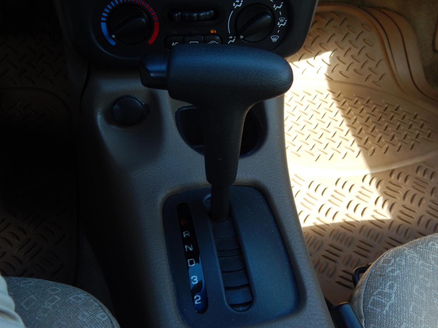 2002 White /Tan Saturn SL SL1 (1G8ZH52872Z) with an 1.9L L4 SOHC 8V engine, 4-Speed Automatic Overdrive transmission, located at 6528 Lower York Road, New Hope, PA, 18938, (215) 862-9555, 40.358707, -74.977882 - Here we have a very clean, one owner, low miles, Saturn SL1 with a 1.9L 4 cylinder engine putting power to the front wheels via an automatic transmission. Options include: tan cloth, manual moving seats, tilt steering wheel, roll up windows, cold AC, heat, manual locks, manual adjusting side view mi - Photo#23