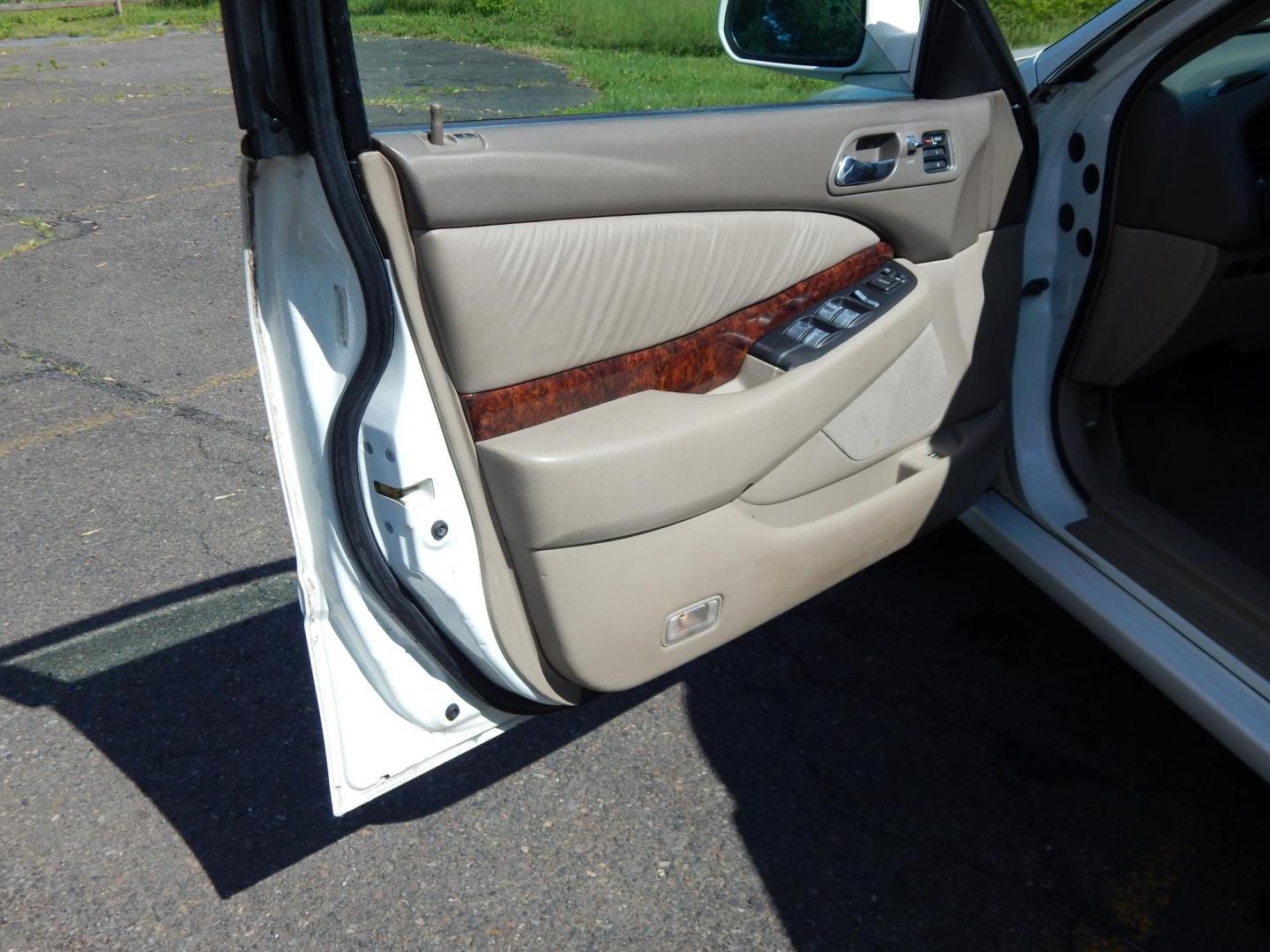 2003 White /Tan Acura TL 3.2TL (19UUA56633A) with an 3.2L V6 SOHC 24V engine, 5-Speed Automatic Overdrive transmission, located at 6528 Lower York Road, New Hope, PA, 18938, (215) 862-9555, 40.358707, -74.977882 - Here we have a Acura TL with a 3.2L V6 putting power to the front wheels via a smooth shifting automatic transmission. Options include: tan leather with wood trim, dual power seats, drivers memory seats, heated front seats, AC and heat, AM/FM/CD/TAPE radio, cruise control, sunroof, tilt steering whe - Photo#8