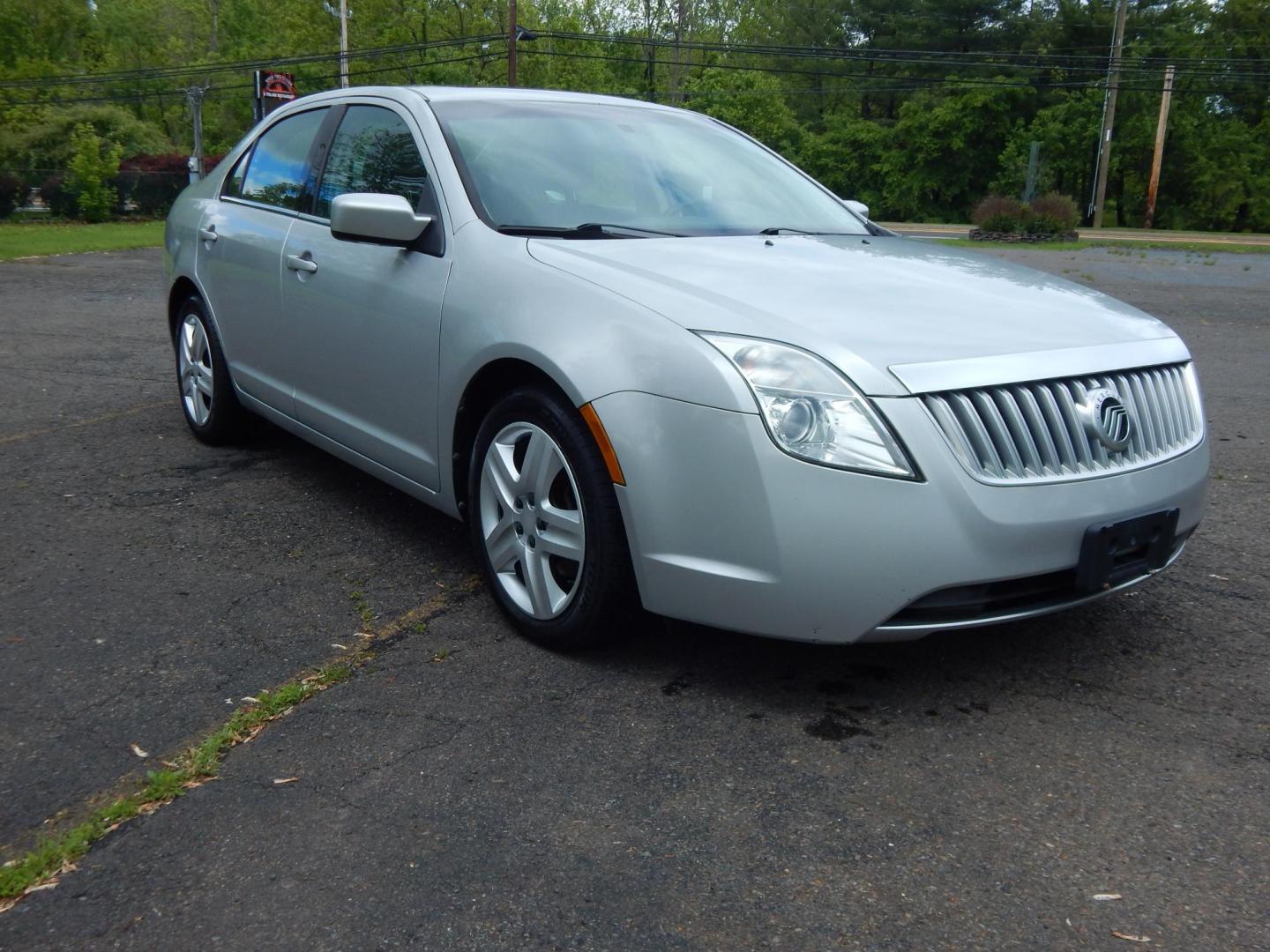 2010 Gray /Black Mercury Milan I4 (3MEHM0HA2AR) with an 2.5L L4 DOHC 16V engine, Automatic transmission, located at 6528 Lower York Road, New Hope, PA, 18938, (215) 862-9555, 40.358707, -74.977882 - Here we have a Mercury Milan with a 2.5L 4 cylinder engine putting power to the front wheels via a smooth shifting automatic transmission. Options include: black cloth, power sliding drivers seat, heat/ac, front/rear windshield defrost, am/fm/cd/aux/xm radio, sunroof, tilt steering wheel, cruise con - Photo#5