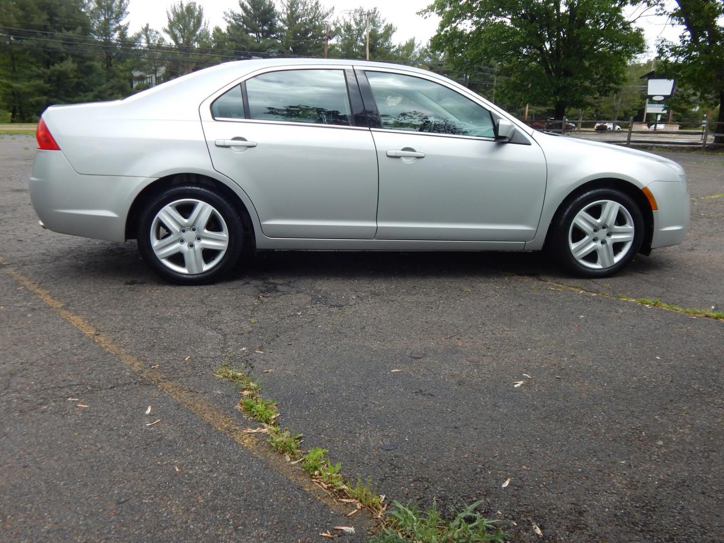 2010 Gray /Black Mercury Milan I4 (3MEHM0HA2AR) with an 2.5L L4 DOHC 16V engine, Automatic transmission, located at 6528 Lower York Road, New Hope, PA, 18938, (215) 862-9555, 40.358707, -74.977882 - Here we have a Mercury Milan with a 2.5L 4 cylinder engine putting power to the front wheels via a smooth shifting automatic transmission. Options include: black cloth, power sliding drivers seat, heat/ac, front/rear windshield defrost, am/fm/cd/aux/xm radio, sunroof, tilt steering wheel, cruise con - Photo#4