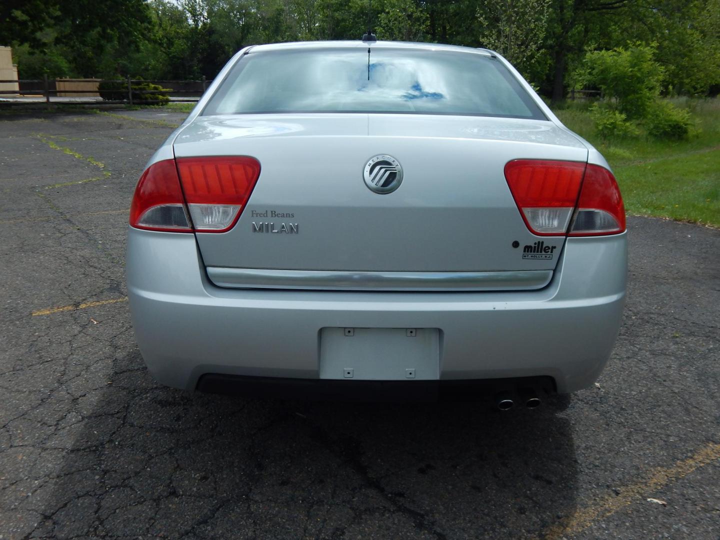 2010 Gray /Black Mercury Milan I4 (3MEHM0HA2AR) with an 2.5L L4 DOHC 16V engine, Automatic transmission, located at 6528 Lower York Road, New Hope, PA, 18938, (215) 862-9555, 40.358707, -74.977882 - Here we have a Mercury Milan with a 2.5L 4 cylinder engine putting power to the front wheels via a smooth shifting automatic transmission. Options include: black cloth, power sliding drivers seat, heat/ac, front/rear windshield defrost, am/fm/cd/aux/xm radio, sunroof, tilt steering wheel, cruise con - Photo#7