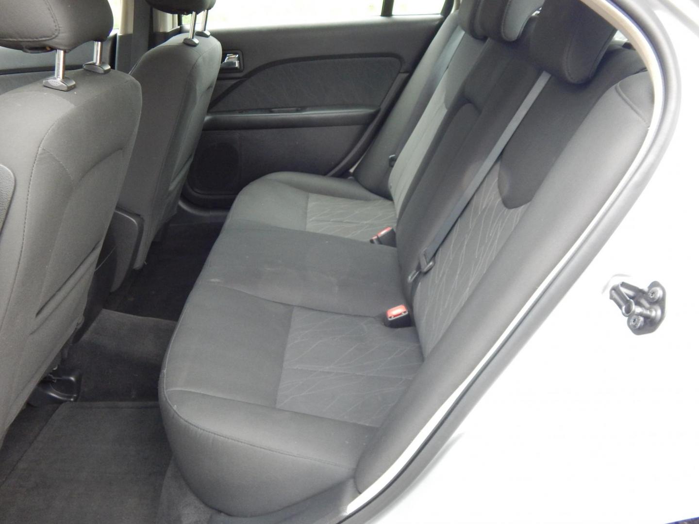 2010 Gray /Black Mercury Milan I4 (3MEHM0HA2AR) with an 2.5L L4 DOHC 16V engine, Automatic transmission, located at 6528 Lower York Road, New Hope, PA, 18938, (215) 862-9555, 40.358707, -74.977882 - Here we have a Mercury Milan with a 2.5L 4 cylinder engine putting power to the front wheels via a smooth shifting automatic transmission. Options include: black cloth, power sliding drivers seat, heat/ac, front/rear windshield defrost, am/fm/cd/aux/xm radio, sunroof, tilt steering wheel, cruise con - Photo#10