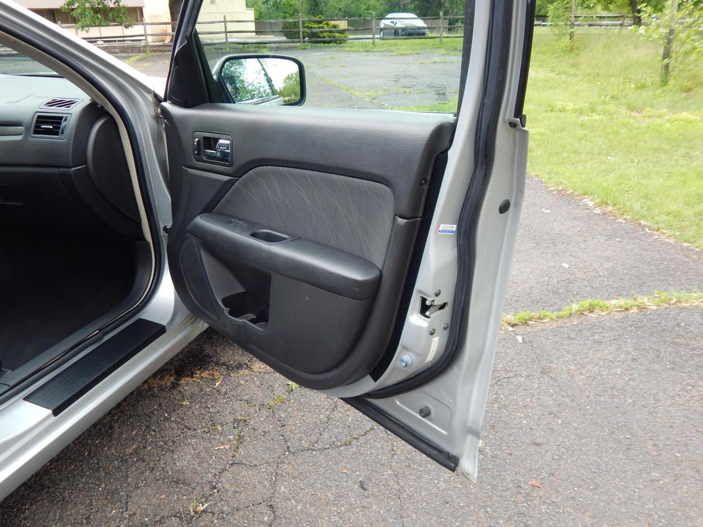 2010 Gray /Black Mercury Milan I4 (3MEHM0HA2AR) with an 2.5L L4 DOHC 16V engine, Automatic transmission, located at 6528 Lower York Road, New Hope, PA, 18938, (215) 862-9555, 40.358707, -74.977882 - Here we have a Mercury Milan with a 2.5L 4 cylinder engine putting power to the front wheels via a smooth shifting automatic transmission. Options include: black cloth, power sliding drivers seat, heat/ac, front/rear windshield defrost, am/fm/cd/aux/xm radio, sunroof, tilt steering wheel, cruise con - Photo#14