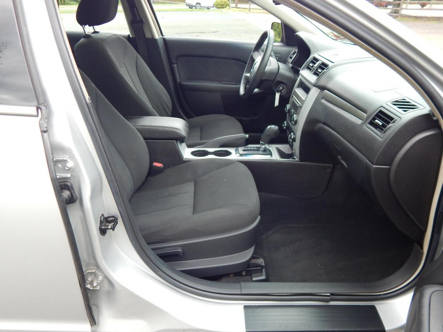 2010 Gray /Black Mercury Milan I4 (3MEHM0HA2AR) with an 2.5L L4 DOHC 16V engine, Automatic transmission, located at 6528 Lower York Road, New Hope, PA, 18938, (215) 862-9555, 40.358707, -74.977882 - Here we have a Mercury Milan with a 2.5L 4 cylinder engine putting power to the front wheels via a smooth shifting automatic transmission. Options include: black cloth, power sliding drivers seat, heat/ac, front/rear windshield defrost, am/fm/cd/aux/xm radio, sunroof, tilt steering wheel, cruise con - Photo#15