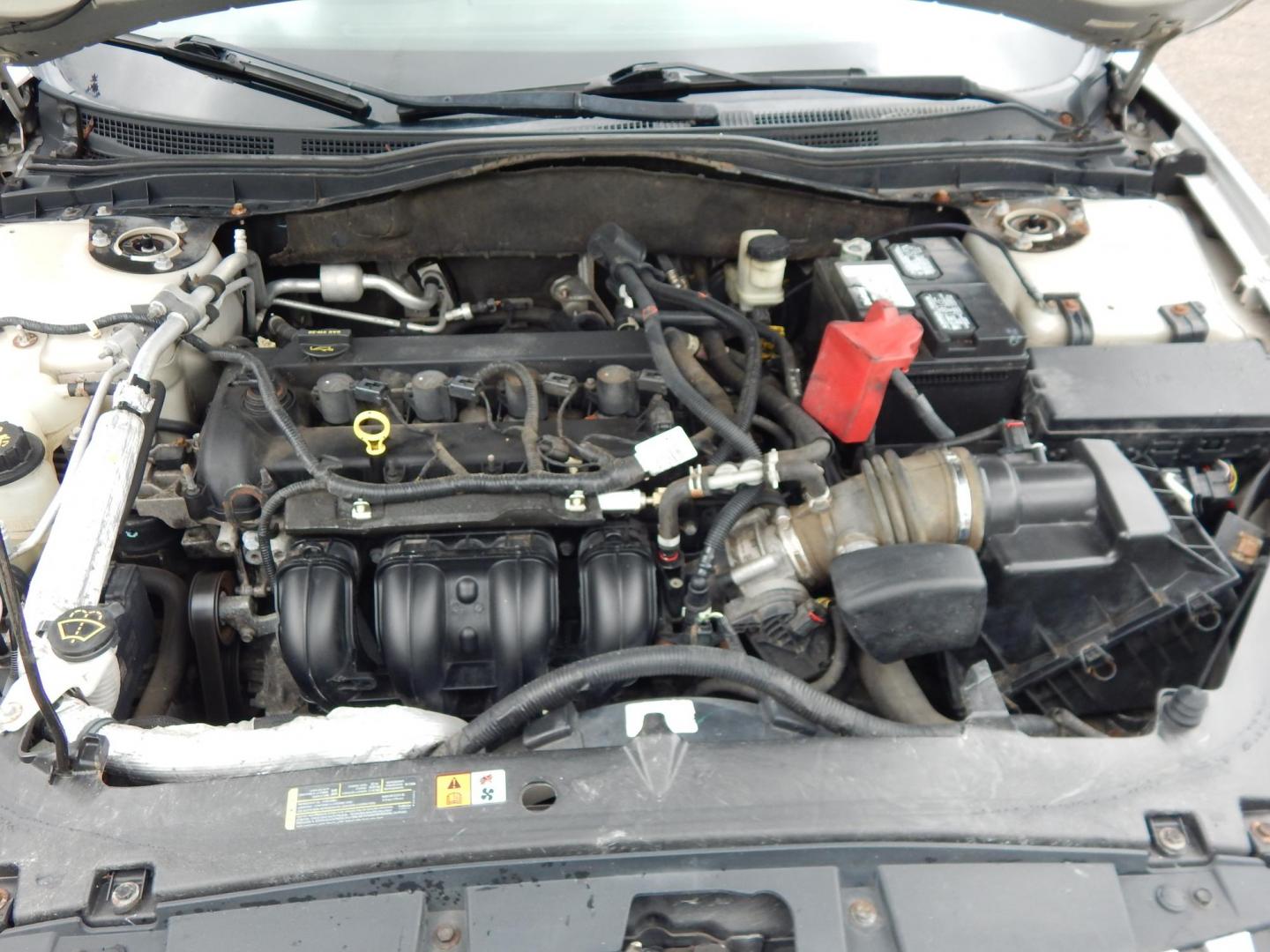 2010 Gray /Black Mercury Milan I4 (3MEHM0HA2AR) with an 2.5L L4 DOHC 16V engine, Automatic transmission, located at 6528 Lower York Road, New Hope, PA, 18938, (215) 862-9555, 40.358707, -74.977882 - Here we have a Mercury Milan with a 2.5L 4 cylinder engine putting power to the front wheels via a smooth shifting automatic transmission. Options include: black cloth, power sliding drivers seat, heat/ac, front/rear windshield defrost, am/fm/cd/aux/xm radio, sunroof, tilt steering wheel, cruise con - Photo#17