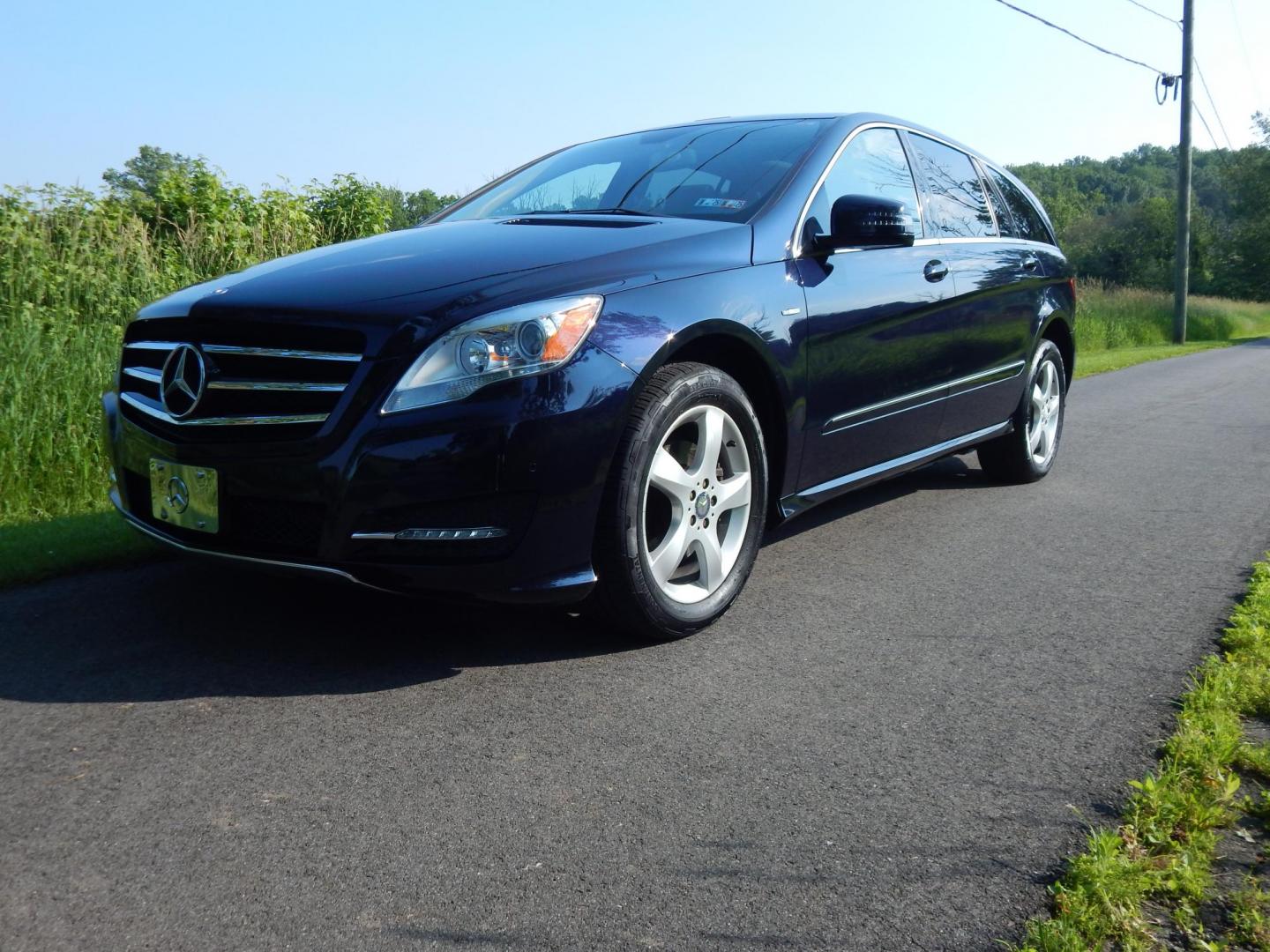 2012 Blue /Tan Mercedes-Benz R-Class R350 4MATIC w/ 3rd Row (4JGCB5HE8CA) with an 3.5L V6 DOHC 24V engine, 7-Speed Automatic transmission, located at 6528 Lower York Road, New Hope, PA, 18938, (215) 862-9555, 40.358707, -74.977882 - Here we have a very clean, low milage, one owner, no accident Mercedes R-Class with a 3.5L V6 putting power to all four wheels via a smooth shifting automatic transmission. Options include: tan leather, keyless entry, dual power seats, heated front seats, dual climate controls, am/fm/sat/cd/aux radi - Photo#0