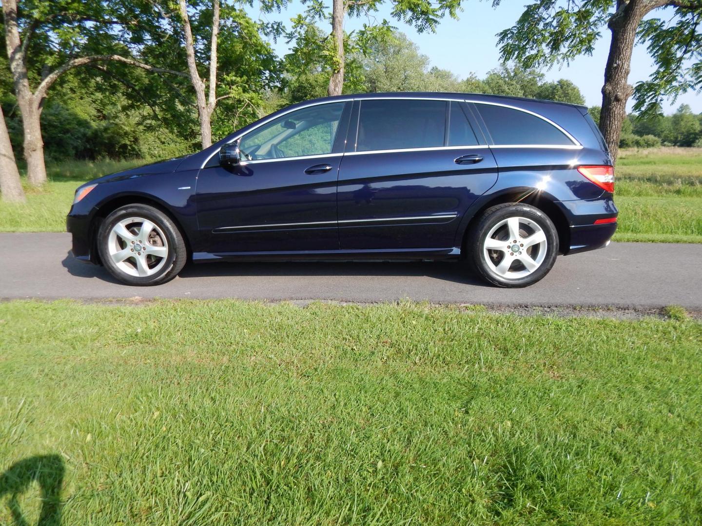2012 Blue /Tan Mercedes-Benz R-Class R350 4MATIC w/ 3rd Row (4JGCB5HE8CA) with an 3.5L V6 DOHC 24V engine, 7-Speed Automatic transmission, located at 6528 Lower York Road, New Hope, PA, 18938, (215) 862-9555, 40.358707, -74.977882 - Here we have a very clean, low milage, one owner, no accident Mercedes R-Class with a 3.5L V6 putting power to all four wheels via a smooth shifting automatic transmission. Options include: tan leather, keyless entry, dual power seats, heated front seats, dual climate controls, am/fm/sat/cd/aux radi - Photo#4