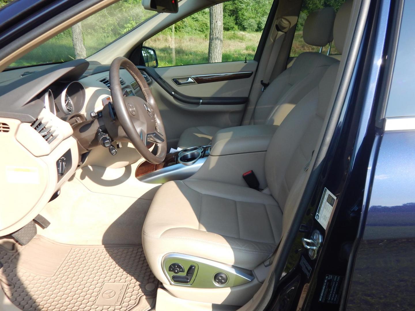 2012 Blue /Tan Mercedes-Benz R-Class R350 4MATIC w/ 3rd Row (4JGCB5HE8CA) with an 3.5L V6 DOHC 24V engine, 7-Speed Automatic transmission, located at 6528 Lower York Road, New Hope, PA, 18938, (215) 862-9555, 40.358707, -74.977882 - Here we have a very clean, low milage, one owner, no accident Mercedes R-Class with a 3.5L V6 putting power to all four wheels via a smooth shifting automatic transmission. Options include: tan leather, keyless entry, dual power seats, heated front seats, dual climate controls, am/fm/sat/cd/aux radi - Photo#10