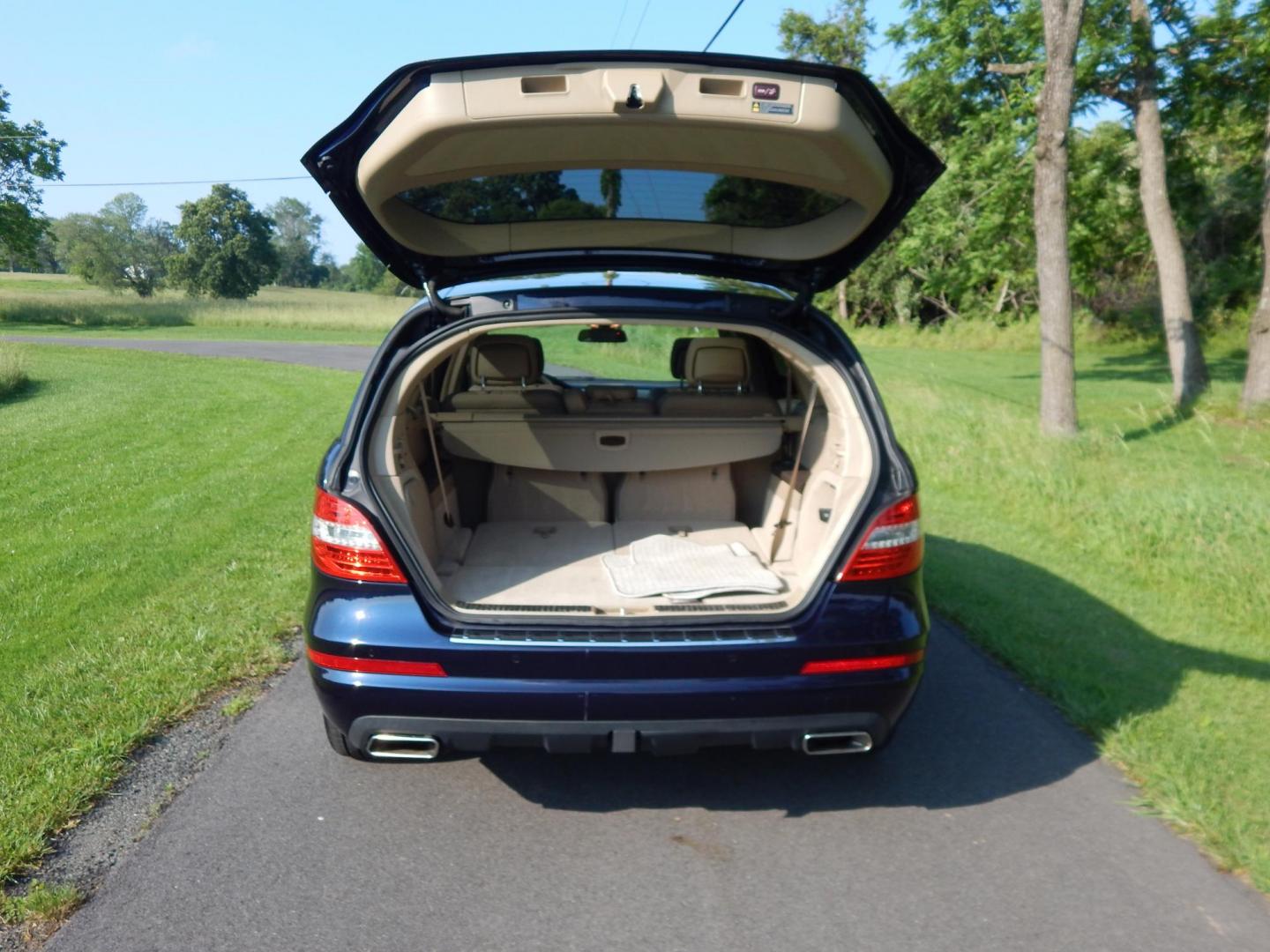 2012 Blue /Tan Mercedes-Benz R-Class R350 4MATIC w/ 3rd Row (4JGCB5HE8CA) with an 3.5L V6 DOHC 24V engine, 7-Speed Automatic transmission, located at 6528 Lower York Road, New Hope, PA, 18938, (215) 862-9555, 40.358707, -74.977882 - Here we have a very clean, low milage, one owner, no accident Mercedes R-Class with a 3.5L V6 putting power to all four wheels via a smooth shifting automatic transmission. Options include: tan leather, keyless entry, dual power seats, heated front seats, dual climate controls, am/fm/sat/cd/aux radi - Photo#15