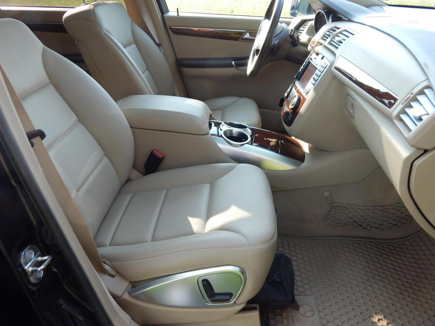 2012 Blue /Tan Mercedes-Benz R-Class R350 4MATIC w/ 3rd Row (4JGCB5HE8CA) with an 3.5L V6 DOHC 24V engine, 7-Speed Automatic transmission, located at 6528 Lower York Road, New Hope, PA, 18938, (215) 862-9555, 40.358707, -74.977882 - Here we have a very clean, low milage, one owner, no accident Mercedes R-Class with a 3.5L V6 putting power to all four wheels via a smooth shifting automatic transmission. Options include: tan leather, keyless entry, dual power seats, heated front seats, dual climate controls, am/fm/sat/cd/aux radi - Photo#18