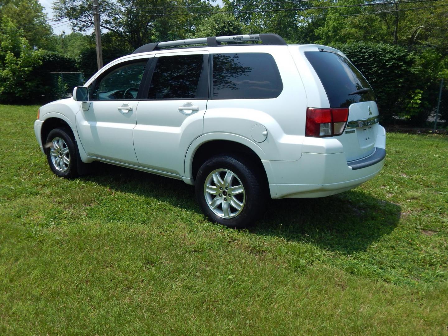 2011 White /Black Mitsubishi Endeavor LS AWD (4A4JN2AS8BE) with an 3.8L V6 SOHC 24V engine, 4-Speed Automatic transmission, located at 6528 Lower York Road, New Hope, PA, 18938, (215) 862-9555, 40.358707, -74.977882 - Here we have a very clean Mitsubishi Endeavor with a 3.8L V6 putting power to all four wheels via a smooth shifting automatic transmission. Options include: manual moving front seats, AC/heat, AM/FM/CD radio, cruise control, fog lights, power windows/locks, tilt steering wheel, roof rails, 17 inch a - Photo#2
