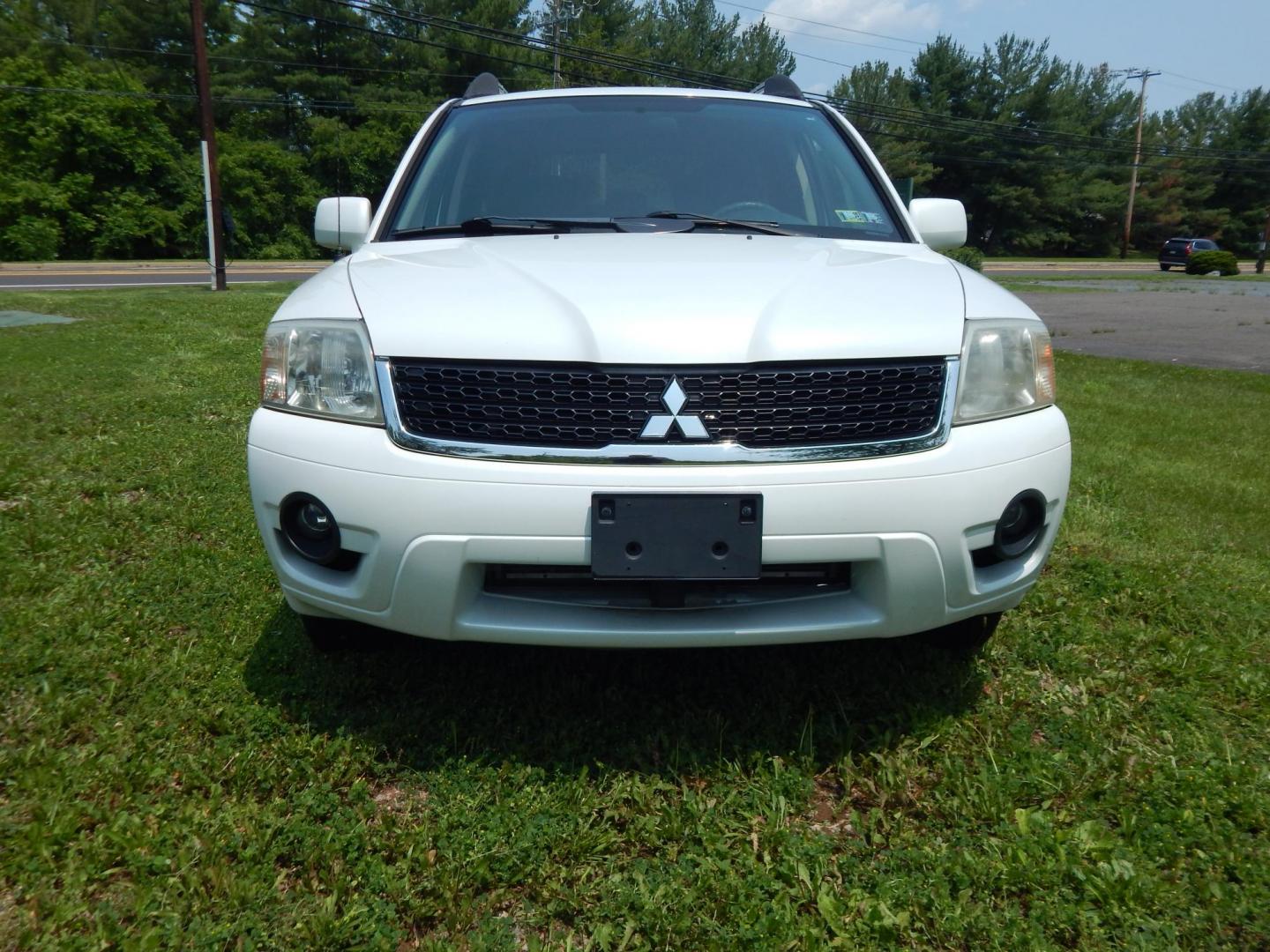 2011 White /Black Mitsubishi Endeavor LS AWD (4A4JN2AS8BE) with an 3.8L V6 SOHC 24V engine, 4-Speed Automatic transmission, located at 6528 Lower York Road, New Hope, PA, 18938, (215) 862-9555, 40.358707, -74.977882 - Here we have a very clean Mitsubishi Endeavor with a 3.8L V6 putting power to all four wheels via a smooth shifting automatic transmission. Options include: manual moving front seats, AC/heat, AM/FM/CD radio, cruise control, fog lights, power windows/locks, tilt steering wheel, roof rails, 17 inch a - Photo#6