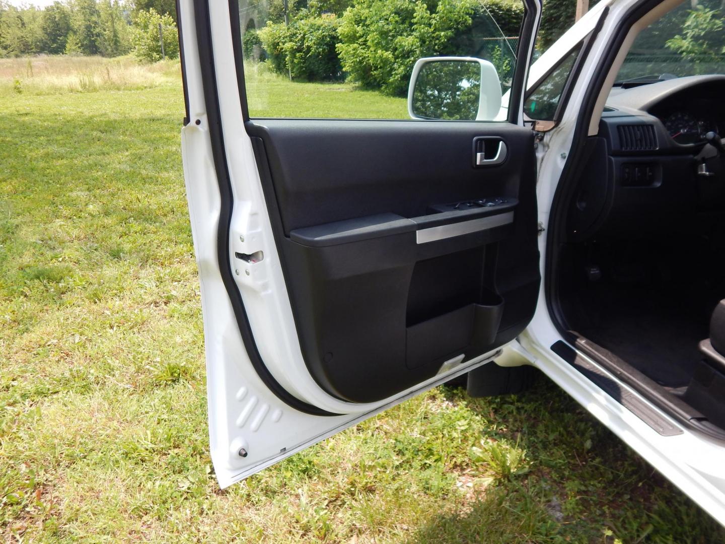 2011 White /Black Mitsubishi Endeavor LS AWD (4A4JN2AS8BE) with an 3.8L V6 SOHC 24V engine, 4-Speed Automatic transmission, located at 6528 Lower York Road, New Hope, PA, 18938, (215) 862-9555, 40.358707, -74.977882 - Here we have a very clean Mitsubishi Endeavor with a 3.8L V6 putting power to all four wheels via a smooth shifting automatic transmission. Options include: manual moving front seats, AC/heat, AM/FM/CD radio, cruise control, fog lights, power windows/locks, tilt steering wheel, roof rails, 17 inch a - Photo#8