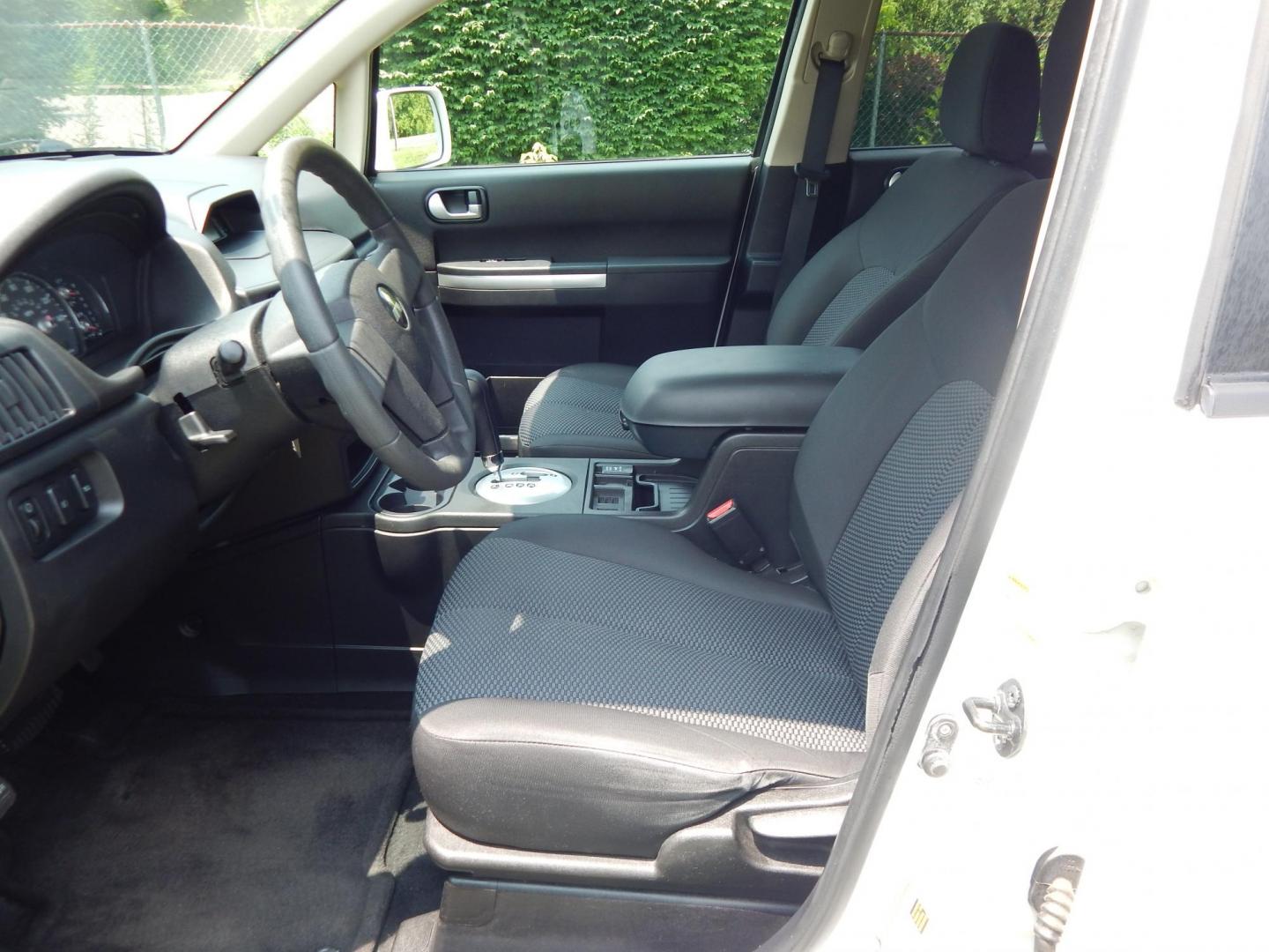 2011 White /Black Mitsubishi Endeavor LS AWD (4A4JN2AS8BE) with an 3.8L V6 SOHC 24V engine, 4-Speed Automatic transmission, located at 6528 Lower York Road, New Hope, PA, 18938, (215) 862-9555, 40.358707, -74.977882 - Here we have a very clean Mitsubishi Endeavor with a 3.8L V6 putting power to all four wheels via a smooth shifting automatic transmission. Options include: manual moving front seats, AC/heat, AM/FM/CD radio, cruise control, fog lights, power windows/locks, tilt steering wheel, roof rails, 17 inch a - Photo#9