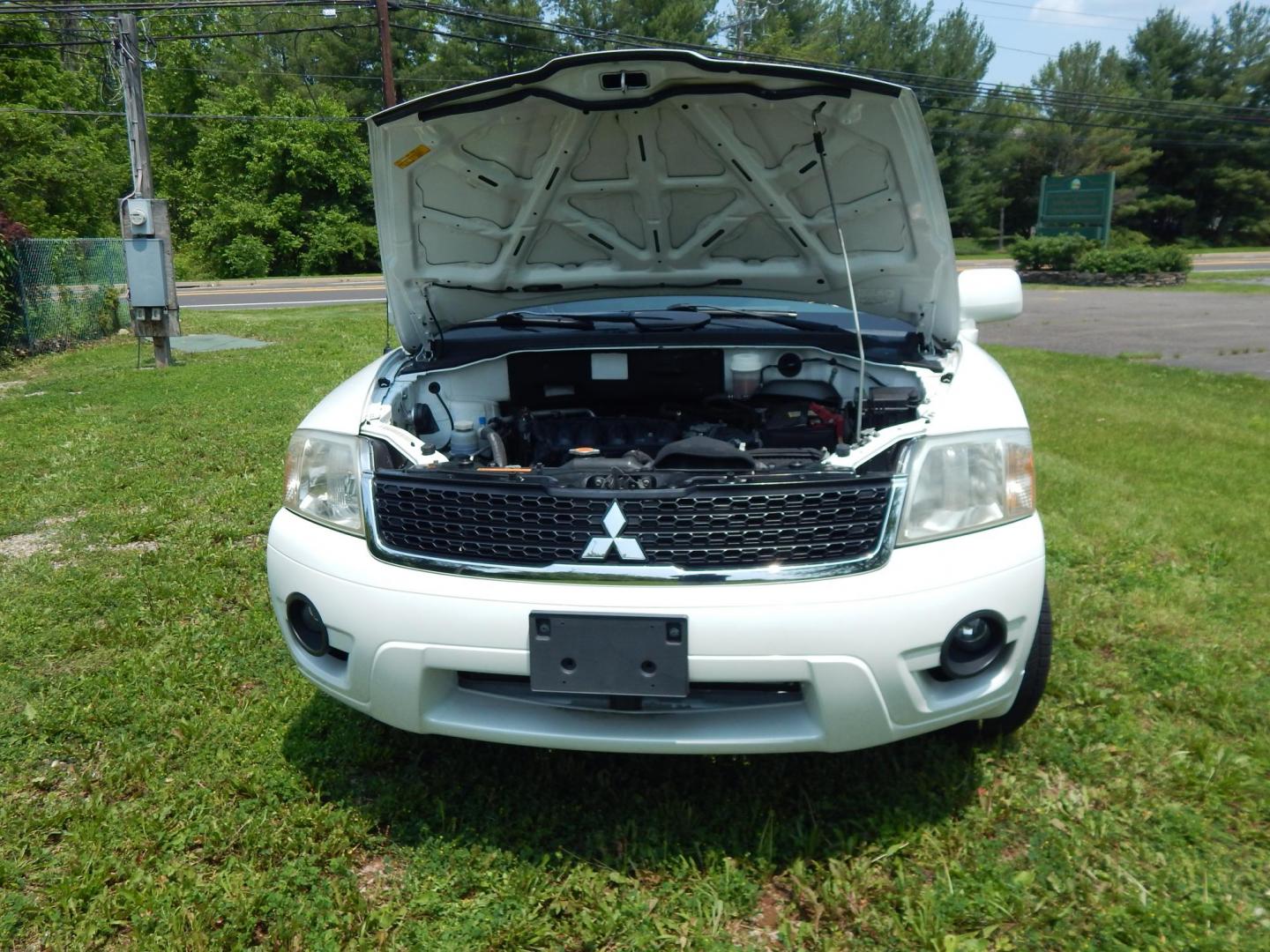 2011 White /Black Mitsubishi Endeavor LS AWD (4A4JN2AS8BE) with an 3.8L V6 SOHC 24V engine, 4-Speed Automatic transmission, located at 6528 Lower York Road, New Hope, PA, 18938, (215) 862-9555, 40.358707, -74.977882 - Here we have a very clean Mitsubishi Endeavor with a 3.8L V6 putting power to all four wheels via a smooth shifting automatic transmission. Options include: manual moving front seats, AC/heat, AM/FM/CD radio, cruise control, fog lights, power windows/locks, tilt steering wheel, roof rails, 17 inch a - Photo#18