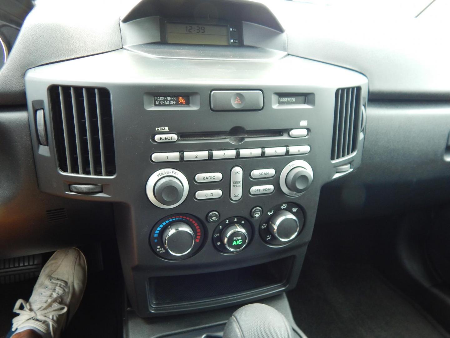 2011 White /Black Mitsubishi Endeavor LS AWD (4A4JN2AS8BE) with an 3.8L V6 SOHC 24V engine, 4-Speed Automatic transmission, located at 6528 Lower York Road, New Hope, PA, 18938, (215) 862-9555, 40.358707, -74.977882 - Here we have a very clean Mitsubishi Endeavor with a 3.8L V6 putting power to all four wheels via a smooth shifting automatic transmission. Options include: manual moving front seats, AC/heat, AM/FM/CD radio, cruise control, fog lights, power windows/locks, tilt steering wheel, roof rails, 17 inch a - Photo#24