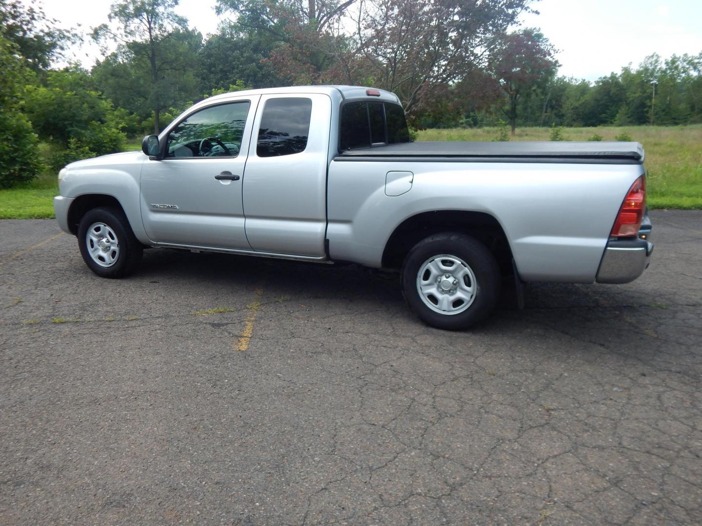 2007 Silver /Gray Toyota Tacoma Access Cab 2WD (5TETX22NX7Z) with an 2.7L L4 DOHC 16V engine, 5-Speed Manual Overdrive transmission, located at 6528 Lower York Road, New Hope, PA, 18938, (215) 862-9555, 40.358707, -74.977882 - Photo#2