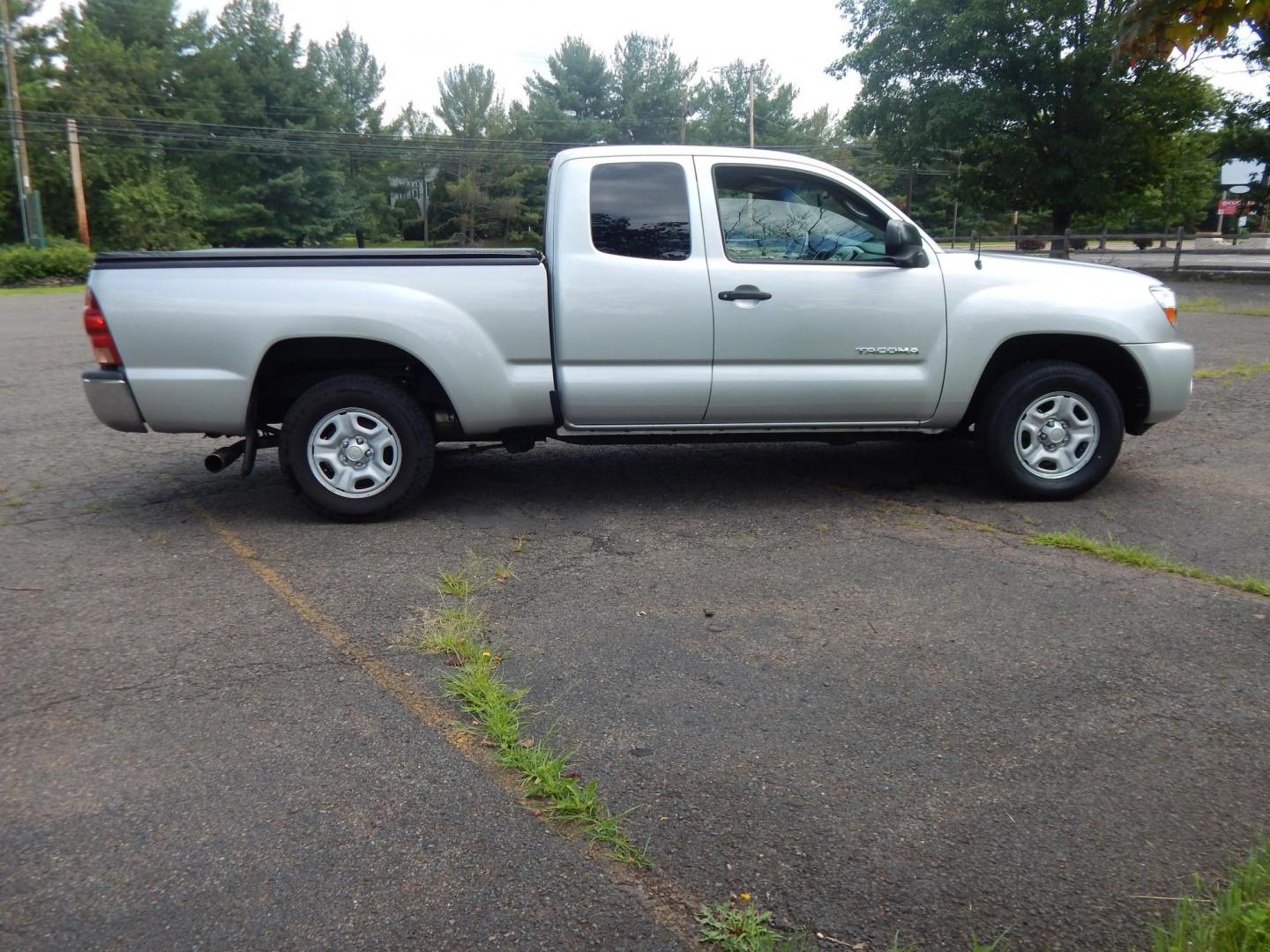 2007 Silver /Gray Toyota Tacoma Access Cab 2WD (5TETX22NX7Z) with an 2.7L L4 DOHC 16V engine, 5-Speed Manual Overdrive transmission, located at 6528 Lower York Road, New Hope, PA, 18938, (215) 862-9555, 40.358707, -74.977882 - Photo#4