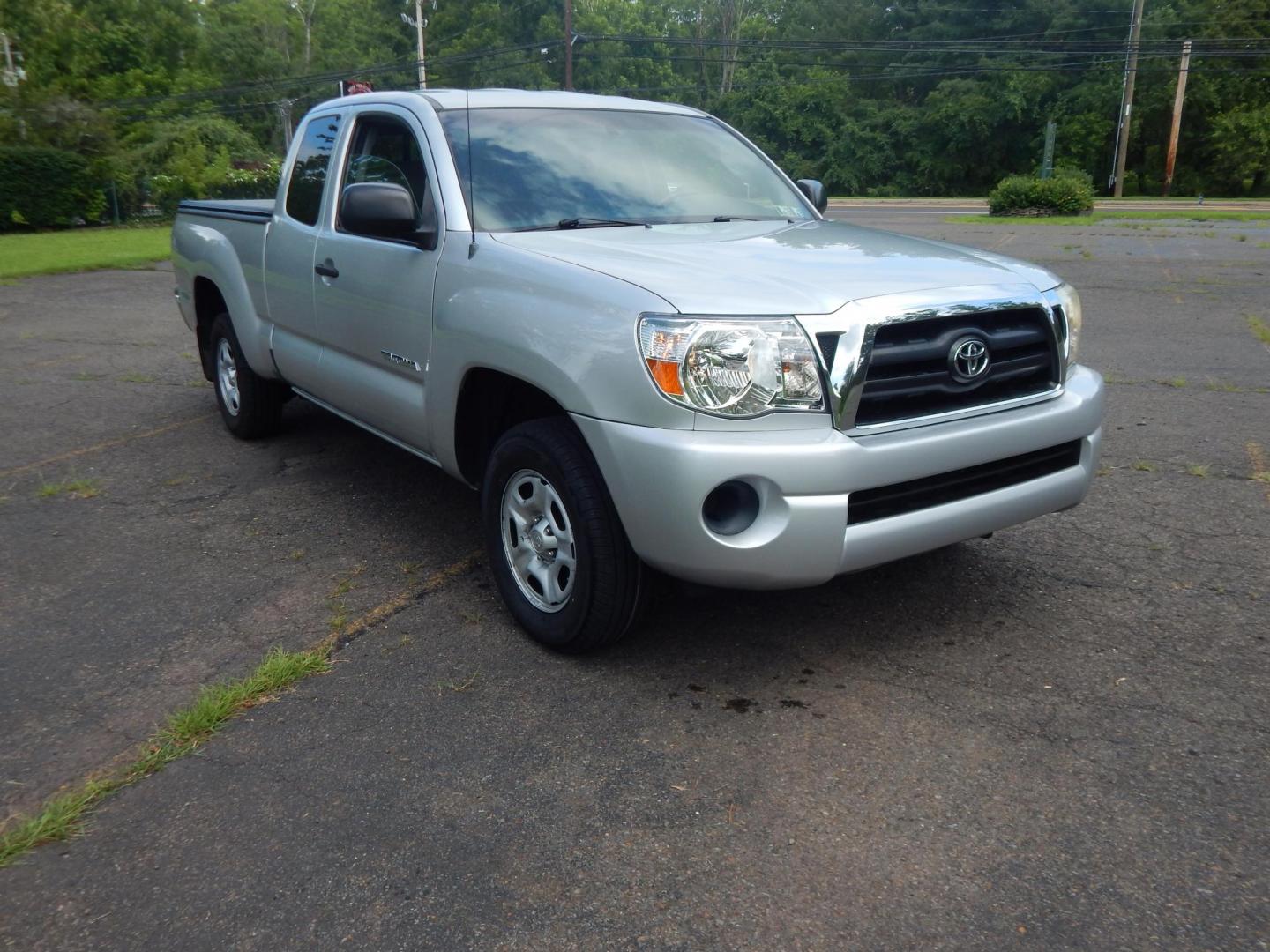 2007 Silver /Gray Toyota Tacoma Access Cab 2WD (5TETX22NX7Z) with an 2.7L L4 DOHC 16V engine, 5-Speed Manual Overdrive transmission, located at 6528 Lower York Road, New Hope, PA, 18938, (215) 862-9555, 40.358707, -74.977882 - Photo#5