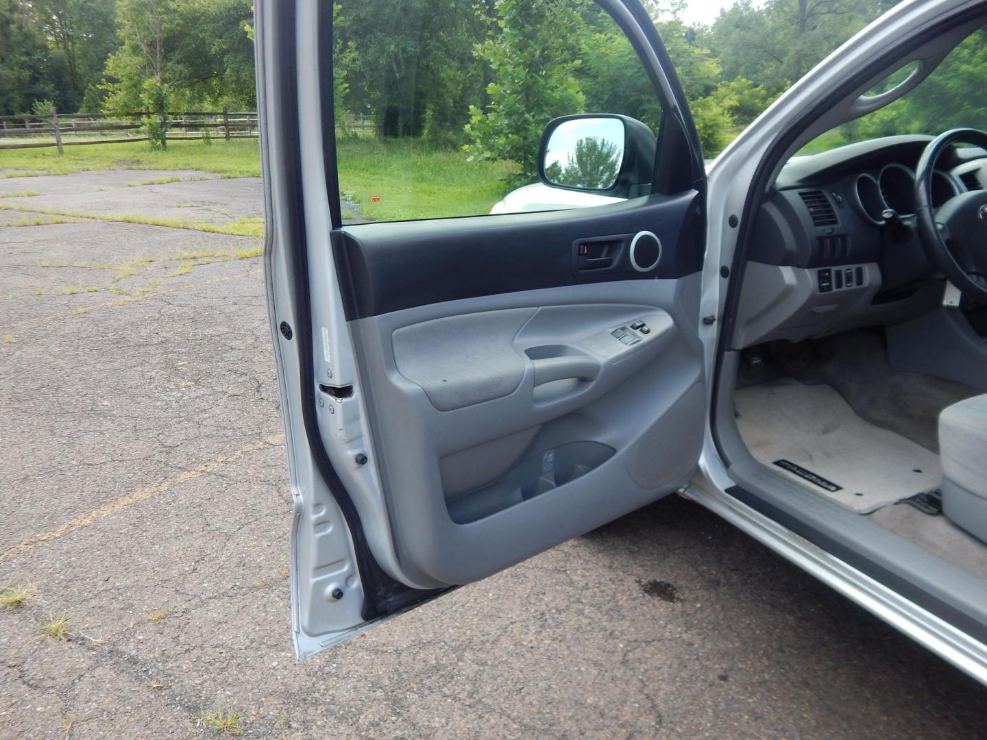 2007 Silver /Gray Toyota Tacoma Access Cab 2WD (5TETX22NX7Z) with an 2.7L L4 DOHC 16V engine, 5-Speed Manual Overdrive transmission, located at 6528 Lower York Road, New Hope, PA, 18938, (215) 862-9555, 40.358707, -74.977882 - Photo#9