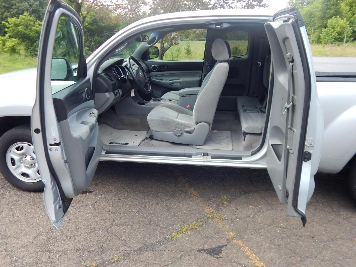 2007 Silver /Gray Toyota Tacoma Access Cab 2WD (5TETX22NX7Z) with an 2.7L L4 DOHC 16V engine, 5-Speed Manual Overdrive transmission, located at 6528 Lower York Road, New Hope, PA, 18938, (215) 862-9555, 40.358707, -74.977882 - Photo#11
