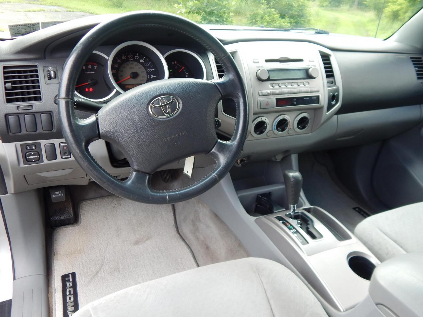 2007 Silver /Gray Toyota Tacoma Access Cab 2WD (5TETX22NX7Z) with an 2.7L L4 DOHC 16V engine, 5-Speed Manual Overdrive transmission, located at 6528 Lower York Road, New Hope, PA, 18938, (215) 862-9555, 40.358707, -74.977882 - Photo#13