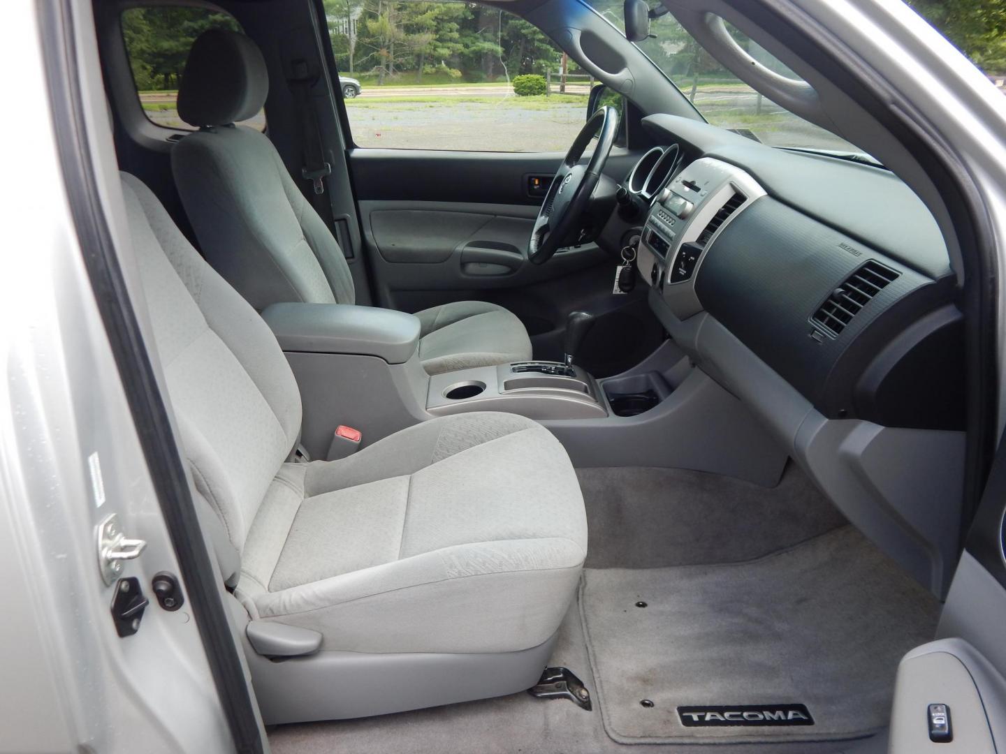 2007 Silver /Gray Toyota Tacoma Access Cab 2WD (5TETX22NX7Z) with an 2.7L L4 DOHC 16V engine, 5-Speed Manual Overdrive transmission, located at 6528 Lower York Road, New Hope, PA, 18938, (215) 862-9555, 40.358707, -74.977882 - Photo#15