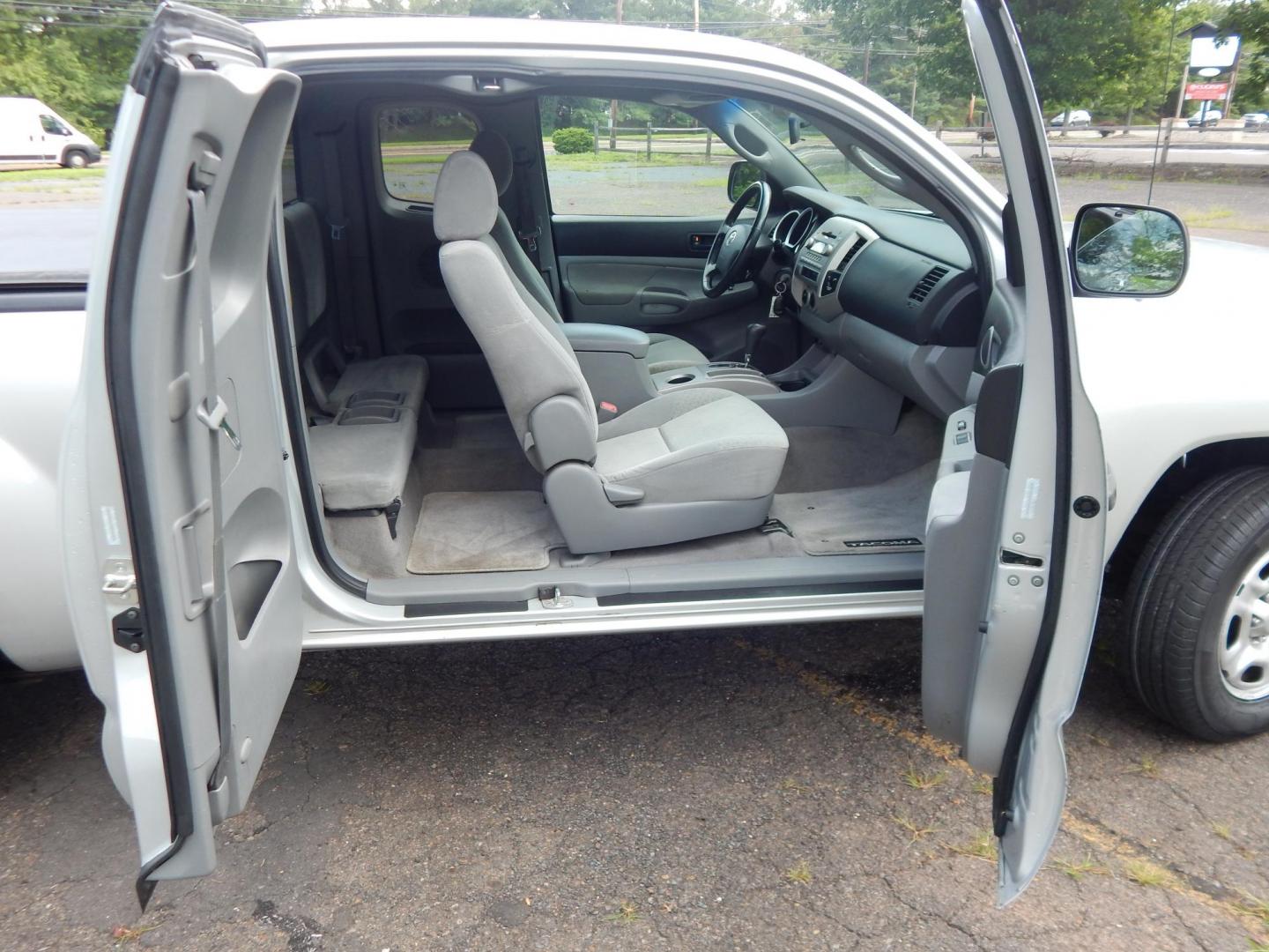 2007 Silver /Gray Toyota Tacoma Access Cab 2WD (5TETX22NX7Z) with an 2.7L L4 DOHC 16V engine, 5-Speed Manual Overdrive transmission, located at 6528 Lower York Road, New Hope, PA, 18938, (215) 862-9555, 40.358707, -74.977882 - Photo#16