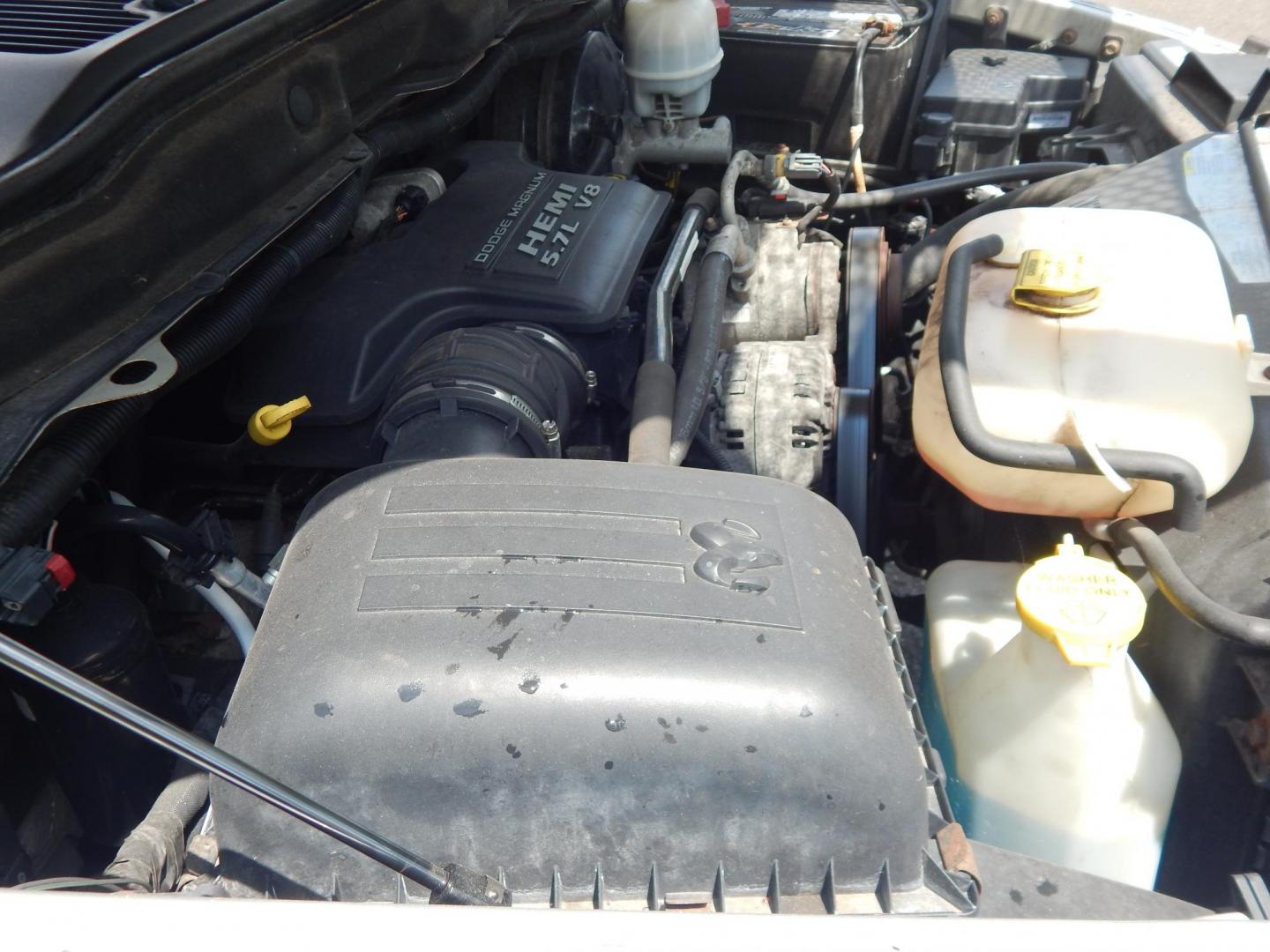 2004 Silver /Gray Dodge Ram 2500 Laramie Quad Cab 4WD (3D7KU28D94G) with an 5.7L V8 OHV 16V engine, Automatic transmission, located at 6528 Lower York Road, New Hope, PA, 18938, (215) 862-9555, 40.358707, -74.977882 - Here we have a 2004 Dodge Ram 2500 with a 5.7L V8 putting power to an automatic 4x4 transmission. Options include: gray cloth, keyless entry, 2 keys and 2 remotes, cruise control, tilt steering wheel, AC, power windows, power locks, power mirrors, AM/FM/CD radio, 6 seats, 17 inch wheels, tow hitch, - Photo#19