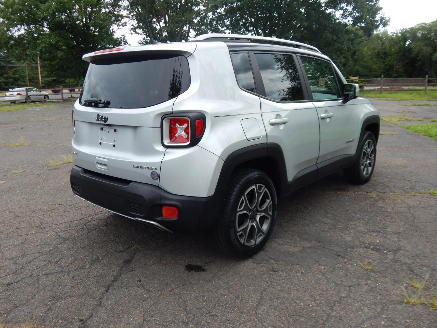 2018 Silver /Black Jeep Renegade Limited 4WD (ZACCJBDB5JP) with an 2.4L L4 DOHC 16V engine, 9A transmission, located at 6528 Lower York Road, New Hope, PA, 18938, (215) 862-9555, 40.358707, -74.977882 - Photo#4