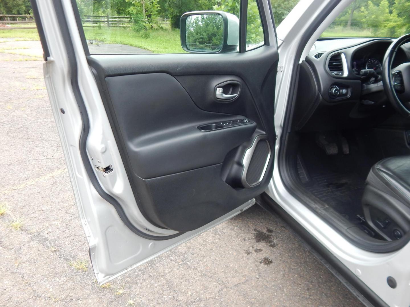 2018 Silver /Black Jeep Renegade Limited 4WD (ZACCJBDB5JP) with an 2.4L L4 DOHC 16V engine, 9A transmission, located at 6528 Lower York Road, New Hope, PA, 18938, (215) 862-9555, 40.358707, -74.977882 - Photo#10