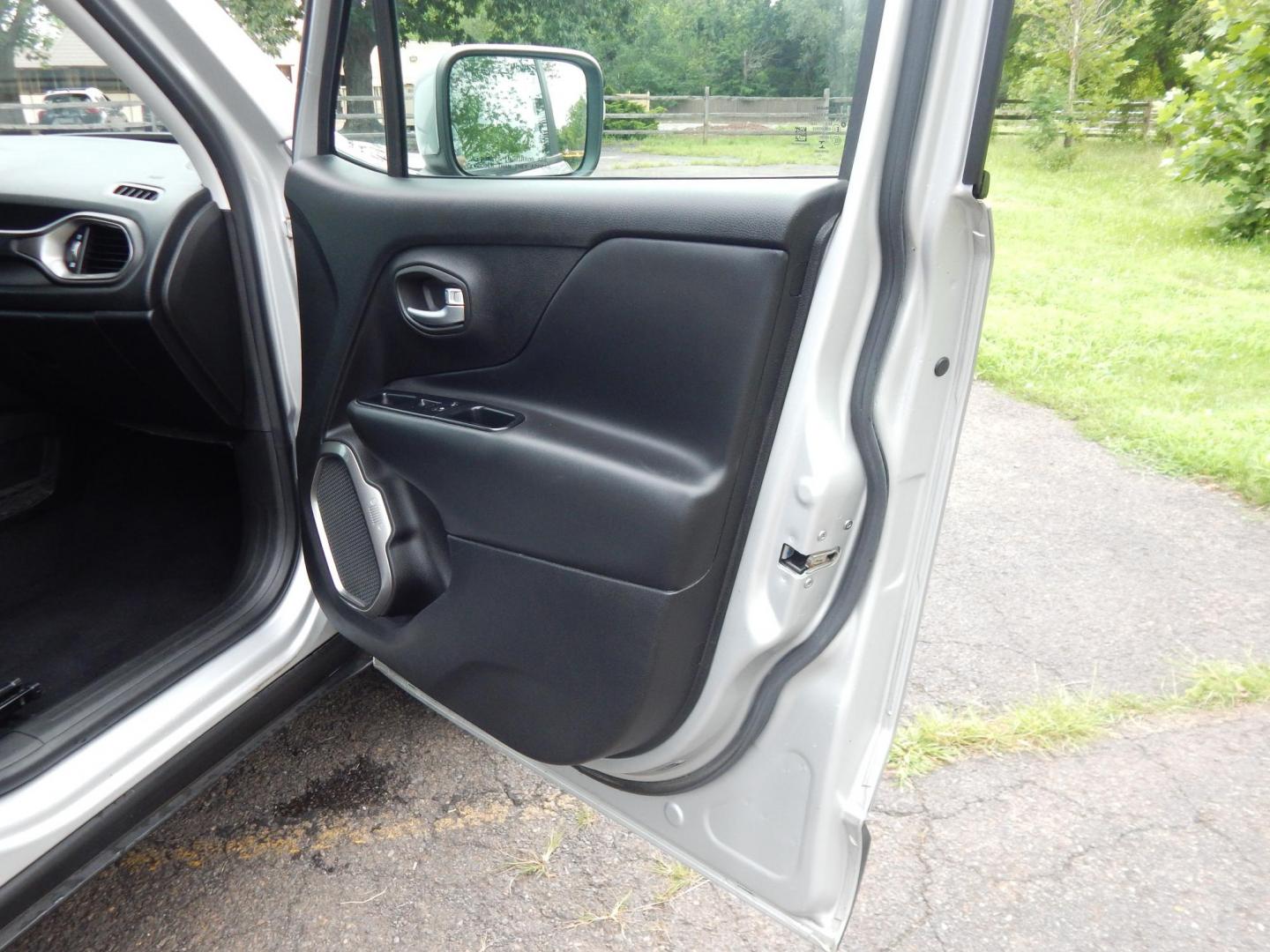 2018 Silver /Black Jeep Renegade Limited 4WD (ZACCJBDB5JP) with an 2.4L L4 DOHC 16V engine, 9A transmission, located at 6528 Lower York Road, New Hope, PA, 18938, (215) 862-9555, 40.358707, -74.977882 - Photo#16