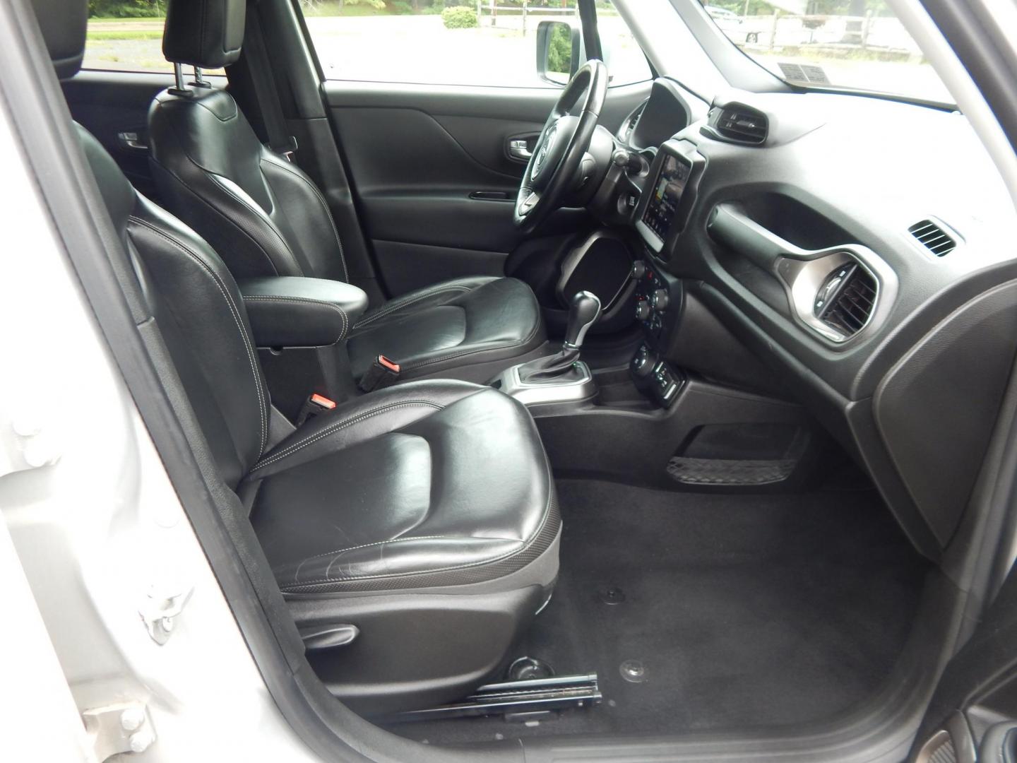 2018 Silver /Black Jeep Renegade Limited 4WD (ZACCJBDB5JP) with an 2.4L L4 DOHC 16V engine, 9A transmission, located at 6528 Lower York Road, New Hope, PA, 18938, (215) 862-9555, 40.358707, -74.977882 - Photo#17