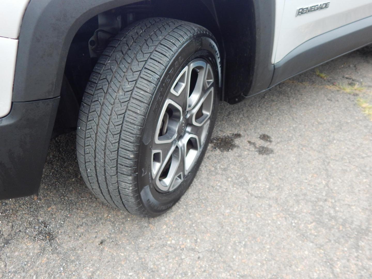 2018 Silver /Black Jeep Renegade Limited 4WD (ZACCJBDB5JP) with an 2.4L L4 DOHC 16V engine, 9A transmission, located at 6528 Lower York Road, New Hope, PA, 18938, (215) 862-9555, 40.358707, -74.977882 - Photo#21